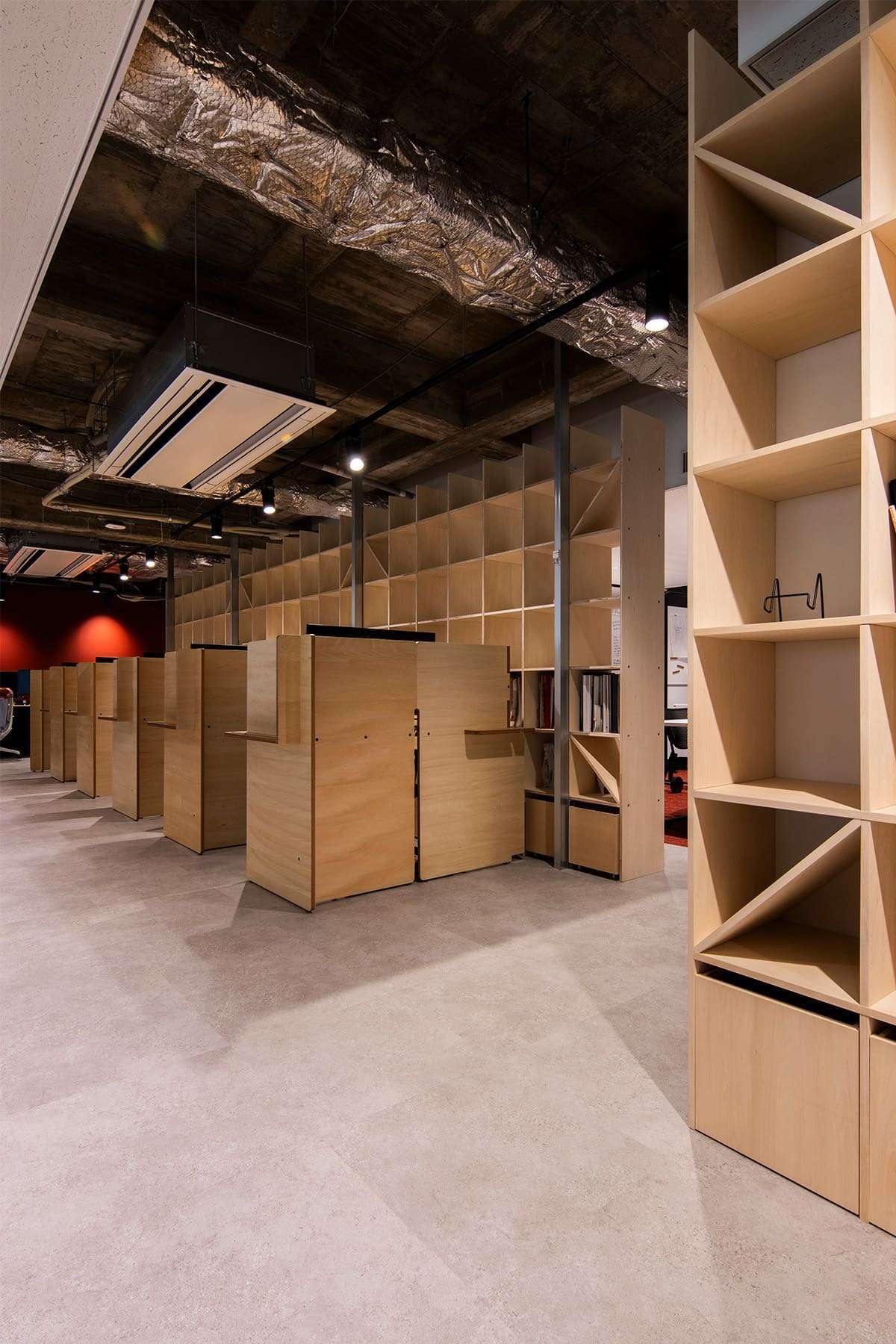 建築設計事務所のオフィスに - Shelf 壁一面の本棚 奥行350mm/ロータイプ本棚 - マルゲリータお客様事例