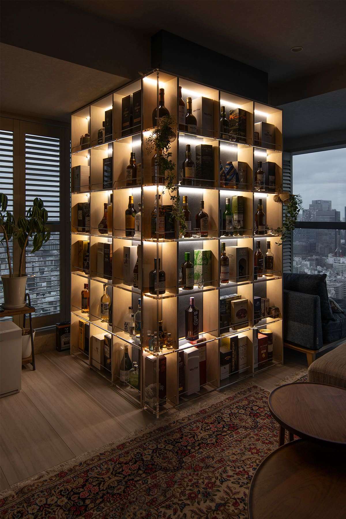 洋酒を飾るためのディスプレイ棚 - Shelf 壁一面の本棚 - マルゲリータお客様事例