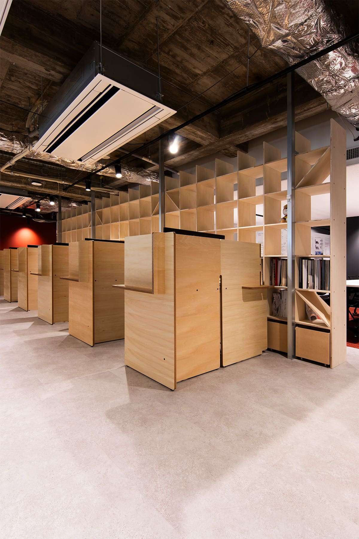 建築設計事務所のオフィスに - Shelf 壁一面の本棚 奥行350mm/ロータイプ本棚 - マルゲリータお客様事例