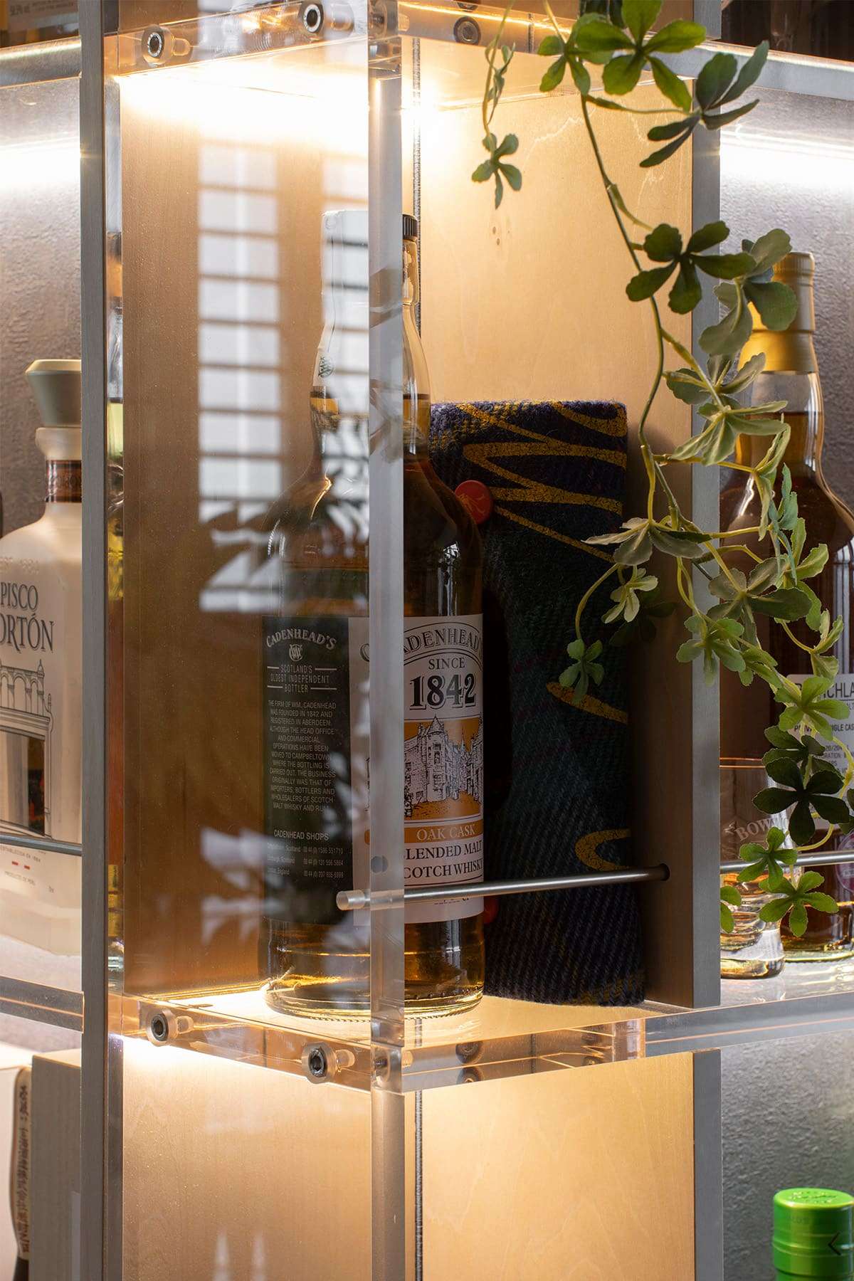 洋酒を飾るためのディスプレイ棚 - Shelf 壁一面の本棚 - マルゲリータお客様事例