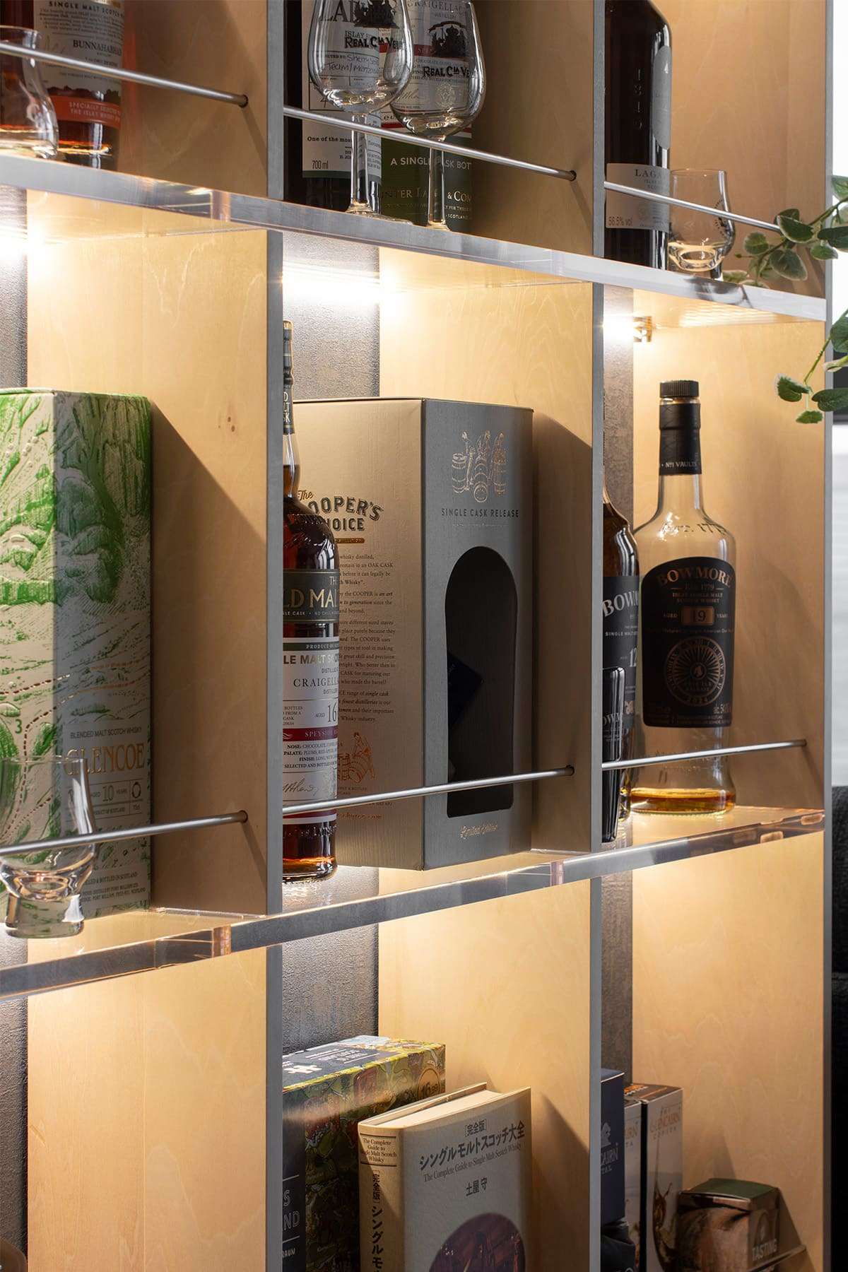 洋酒を飾るためのディスプレイ棚 - Shelf 壁一面の本棚 - マルゲリータお客様事例