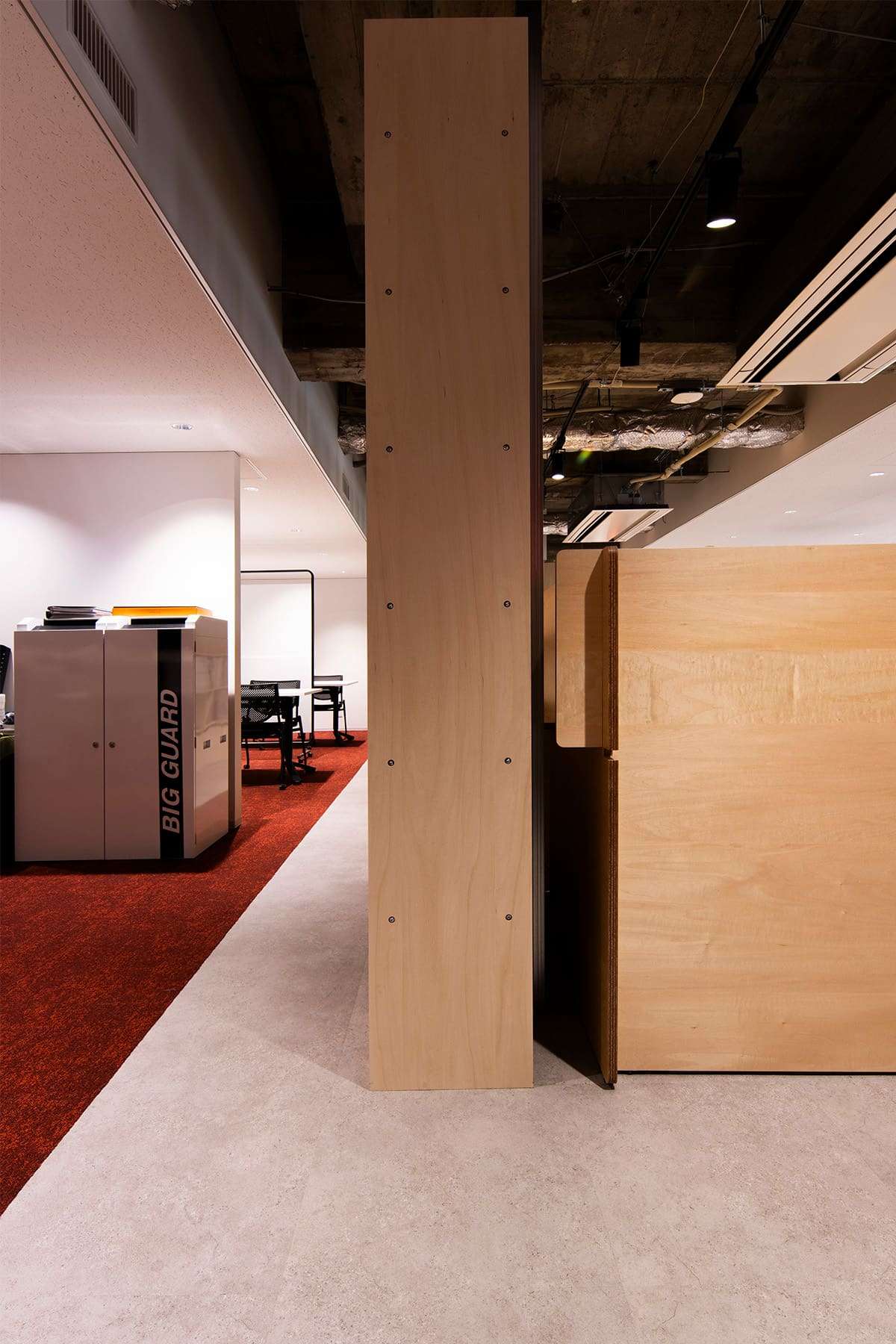 建築設計事務所のオフィスに - Shelf 壁一面の本棚 奥行350mm/ロータイプ本棚 - マルゲリータお客様事例