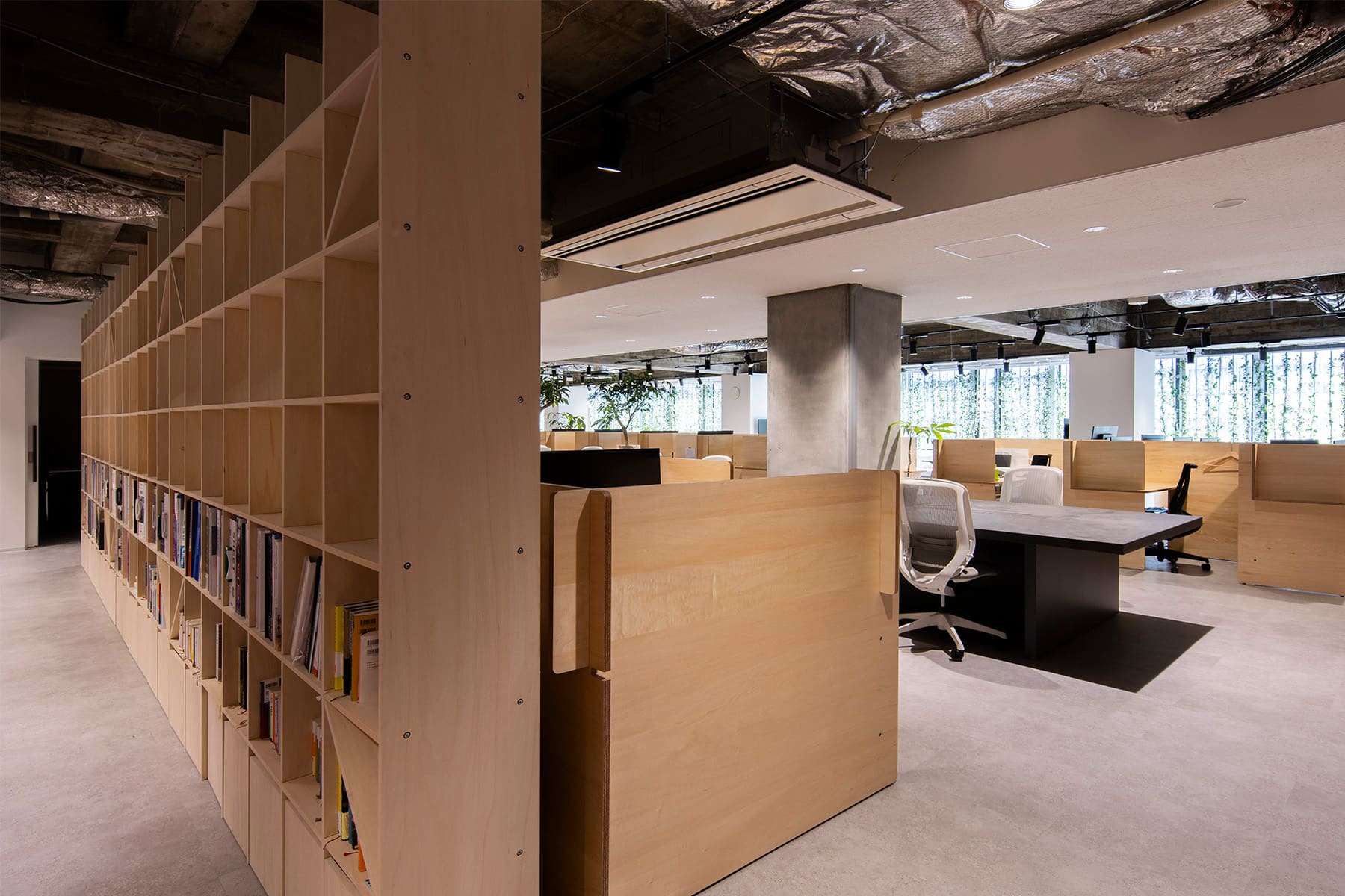 建築設計事務所のオフィスに - Shelf 壁一面の本棚 奥行350mm/ロータイプ本棚 - マルゲリータお客様事例