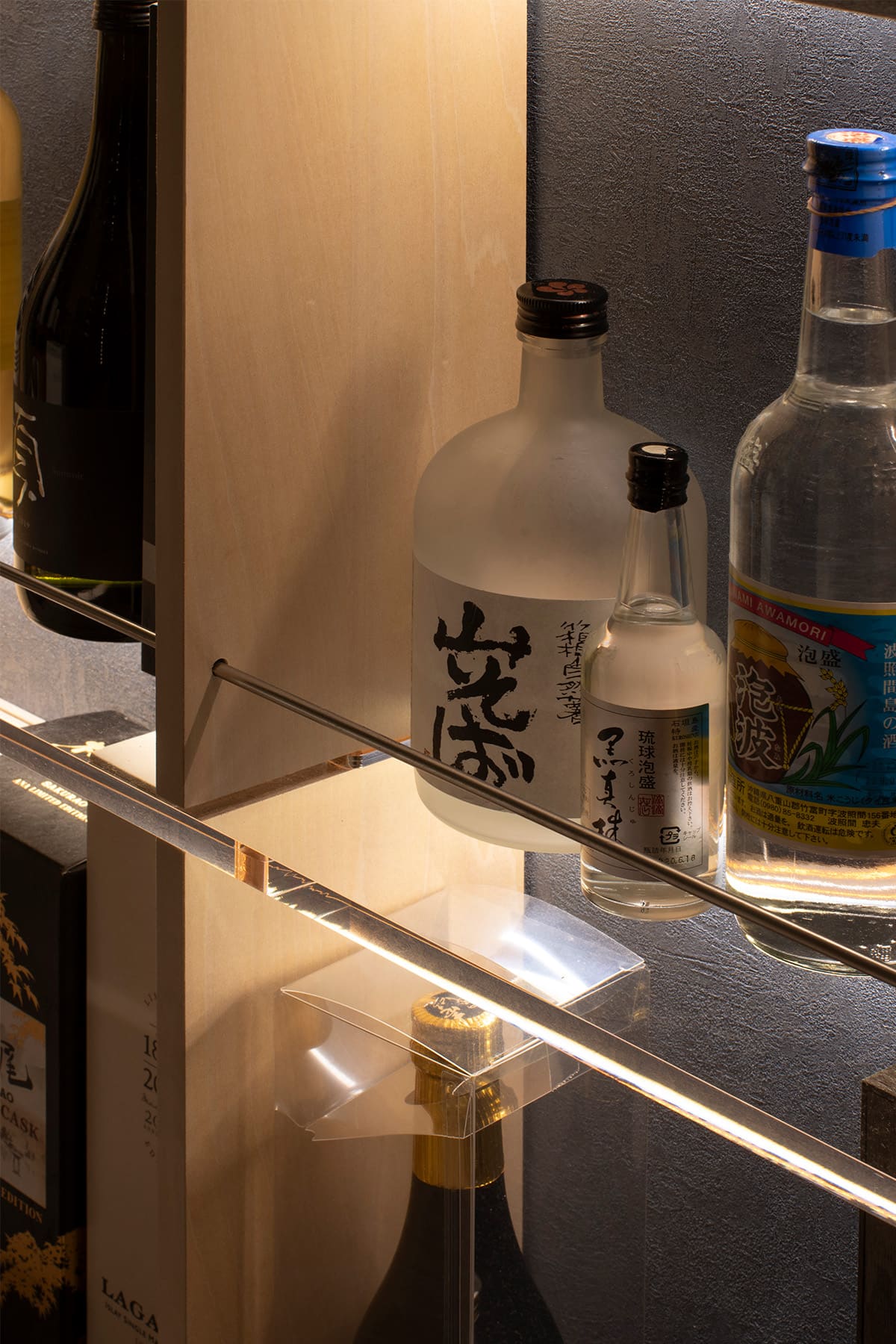 洋酒を飾るためのディスプレイ棚 - Shelf 壁一面の本棚 - マルゲリータお客様事例
