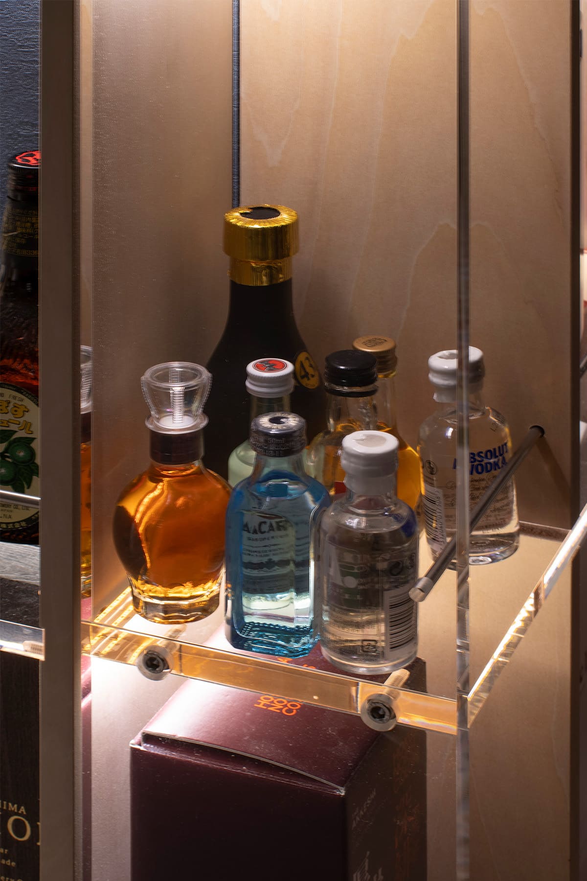 洋酒を飾るためのディスプレイ棚 - Shelf 壁一面の本棚 - マルゲリータお客様事例