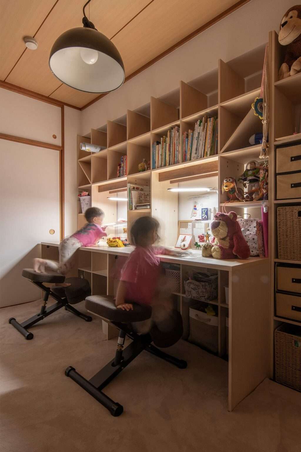 お子さんの学習机 - Shelf 壁一面のカウンター付き本棚 / 壁一面の本棚 奥行350mm - マルゲリータお客様事例