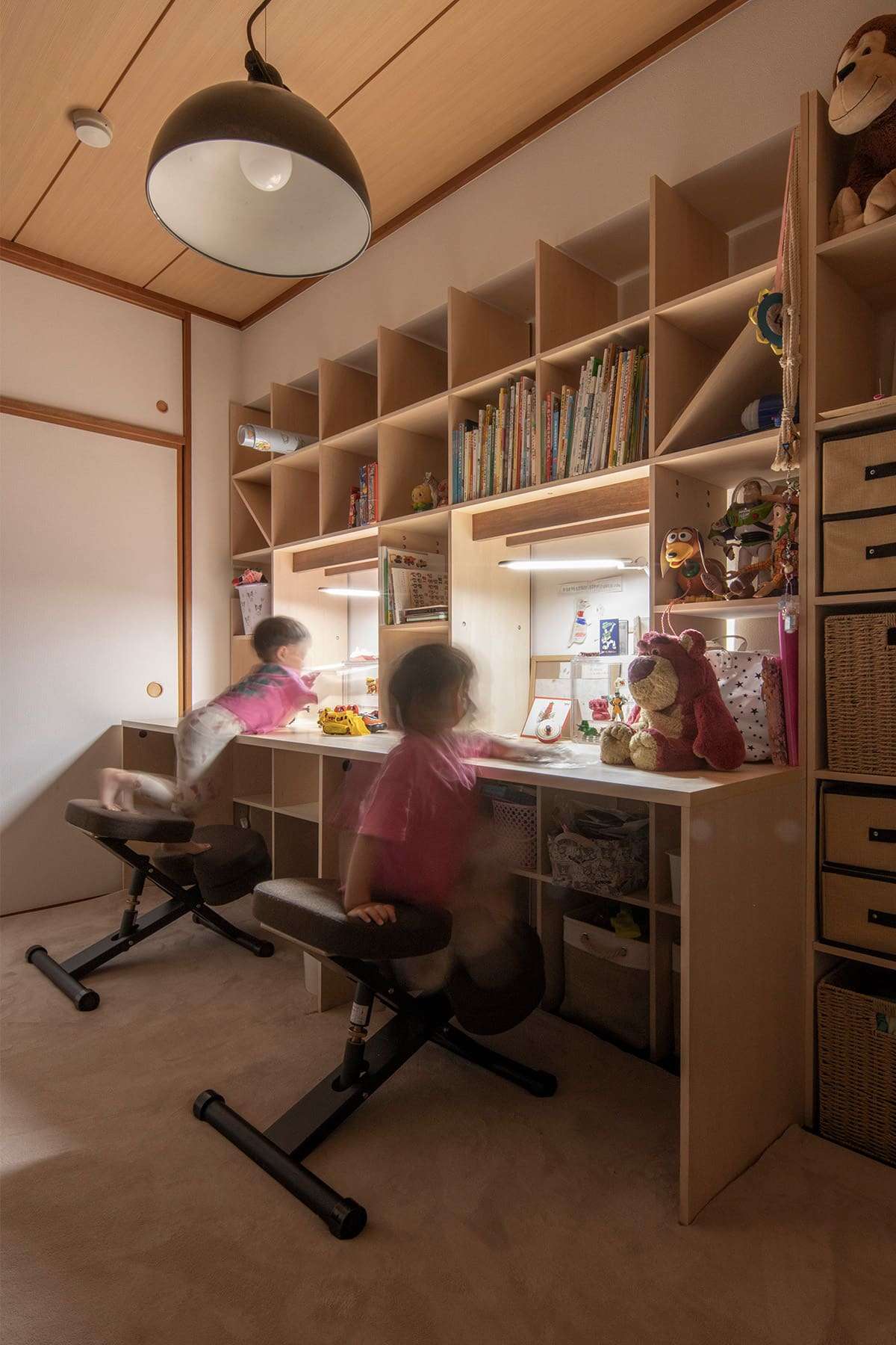 お子さんの学習机 - Shelf 壁一面のカウンター付き本棚 / 壁一面の本棚 奥行350mm - マルゲリータお客様事例