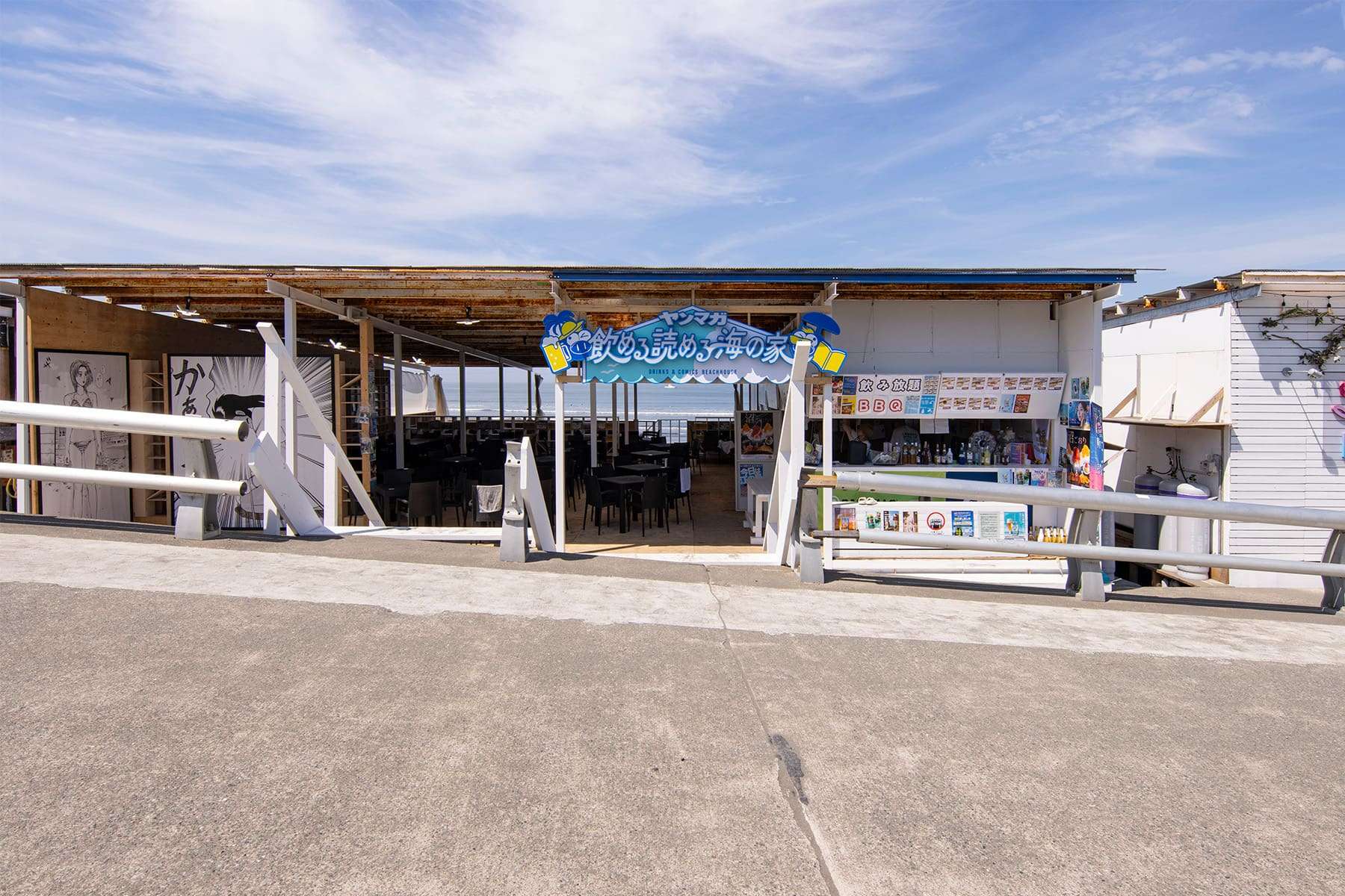 ヤンマガ飲める読める海の家 - Shelf 壁一面の本棚 - マルゲリータお客様事例