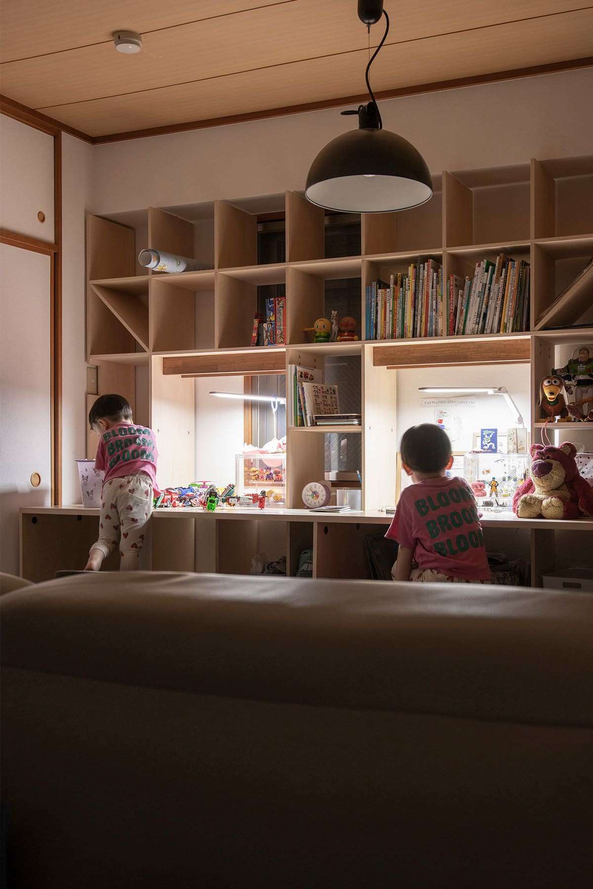 お子さんの学習机 - Shelf 壁一面のカウンター付き本棚 / 壁一面の本棚 奥行350mm - マルゲリータお客様事例