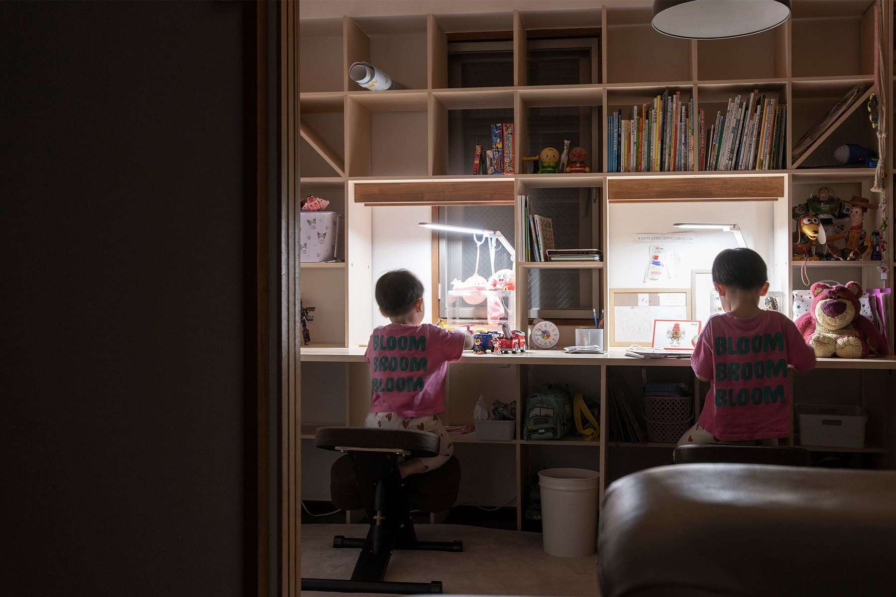 お子さんの学習机 - Shelf 壁一面のカウンター付き本棚 / 壁一面の本棚 奥行350mm - マルゲリータお客様事例