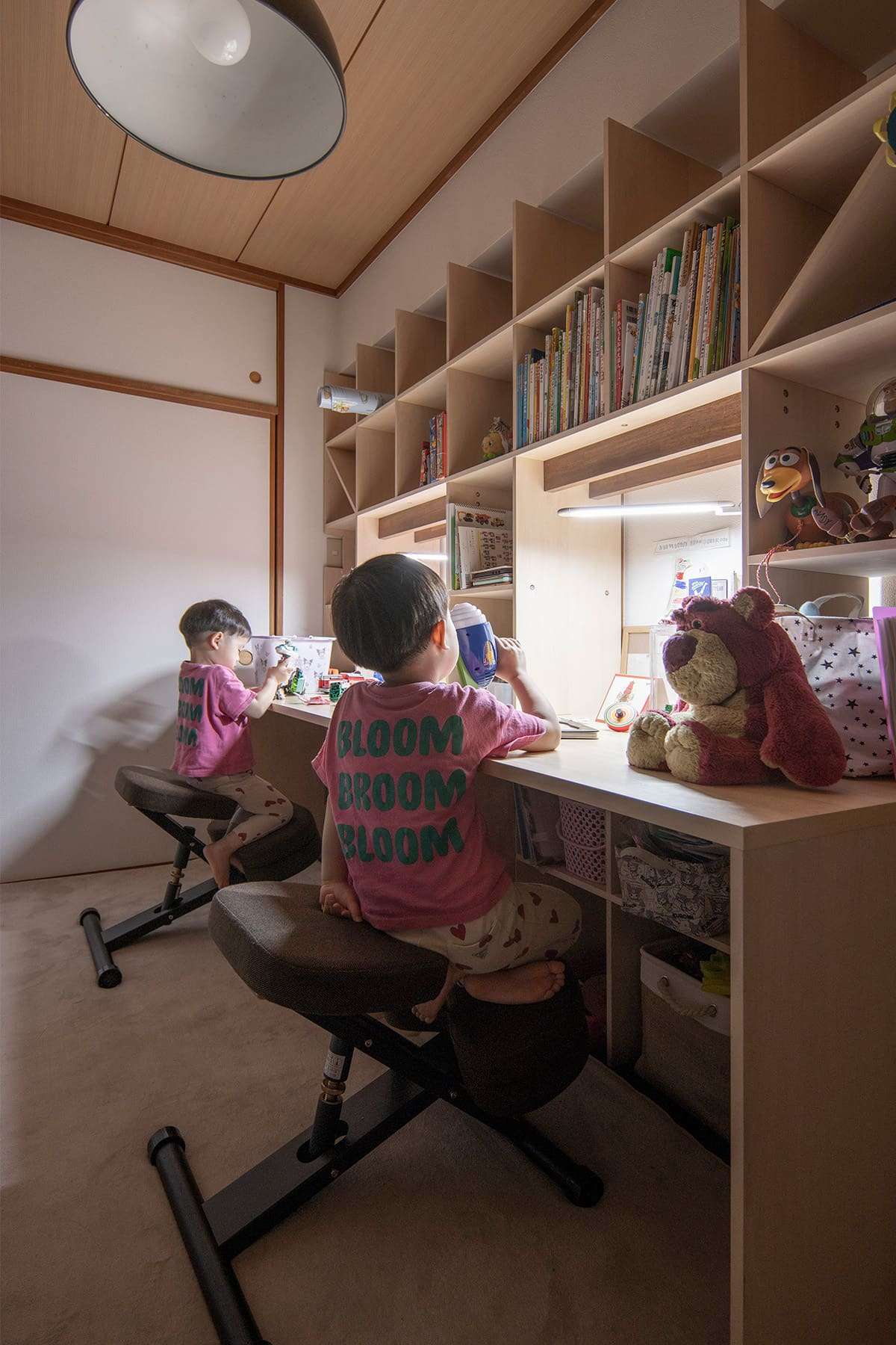 お子さんの学習机 - Shelf 壁一面のカウンター付き本棚 / 壁一面の本棚 奥行350mm - マルゲリータお客様事例