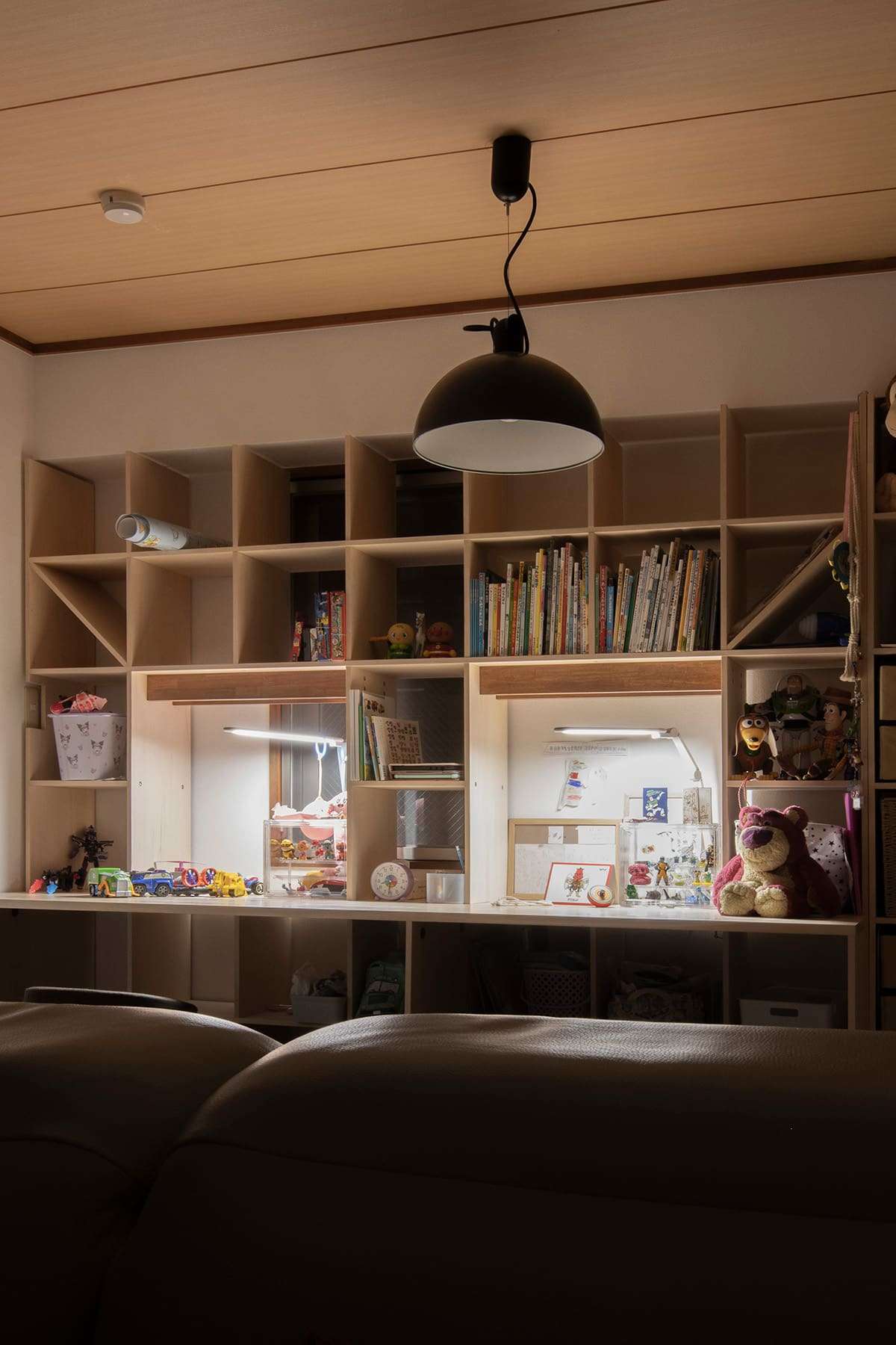 お子さんの学習机 - Shelf 壁一面のカウンター付き本棚 / 壁一面の本棚 奥行350mm - マルゲリータお客様事例