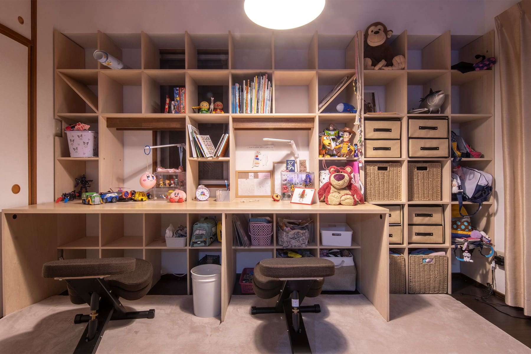 お子さんの学習机 - Shelf 壁一面のカウンター付き本棚 / 壁一面の本棚 奥行350mm - マルゲリータお客様事例