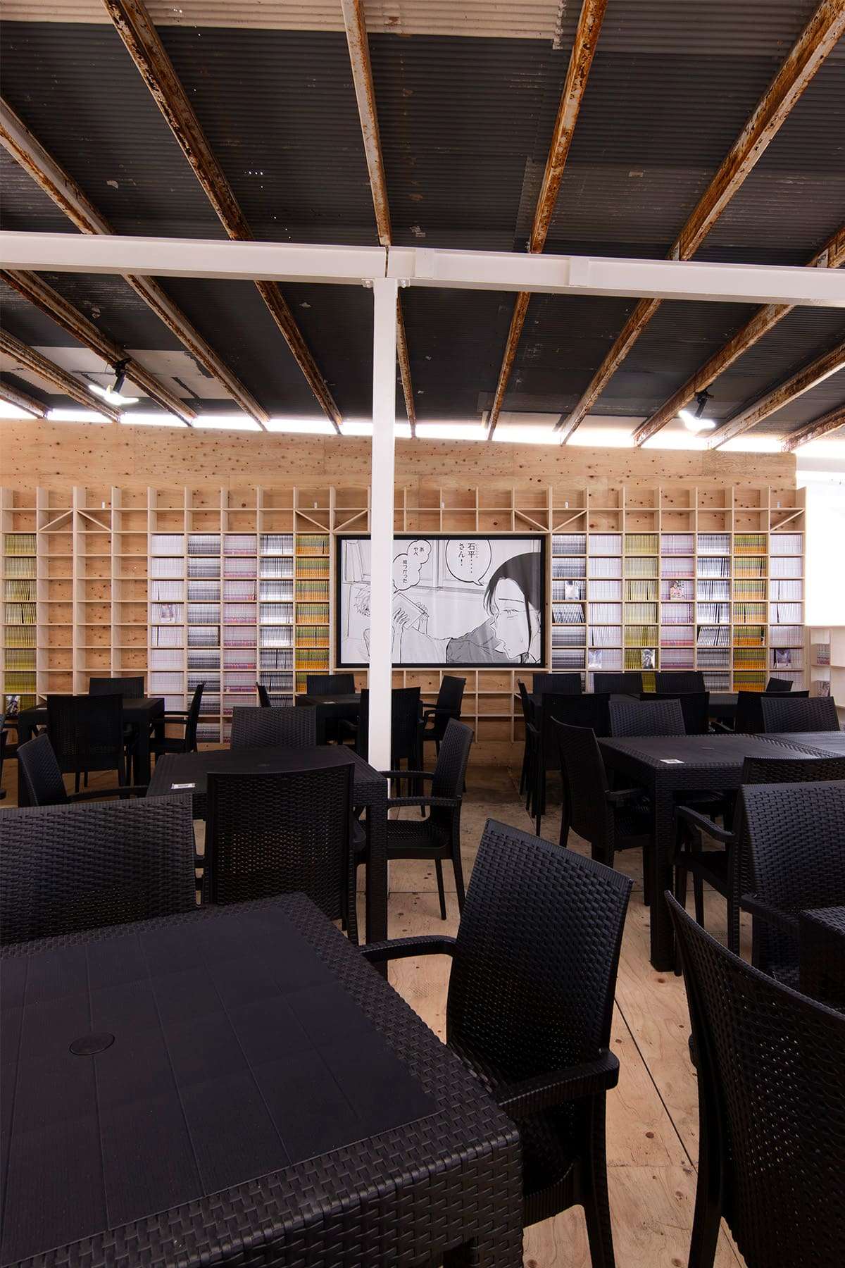ヤンマガ飲める読める海の家 - Shelf 壁一面の本棚 - マルゲリータお客様事例