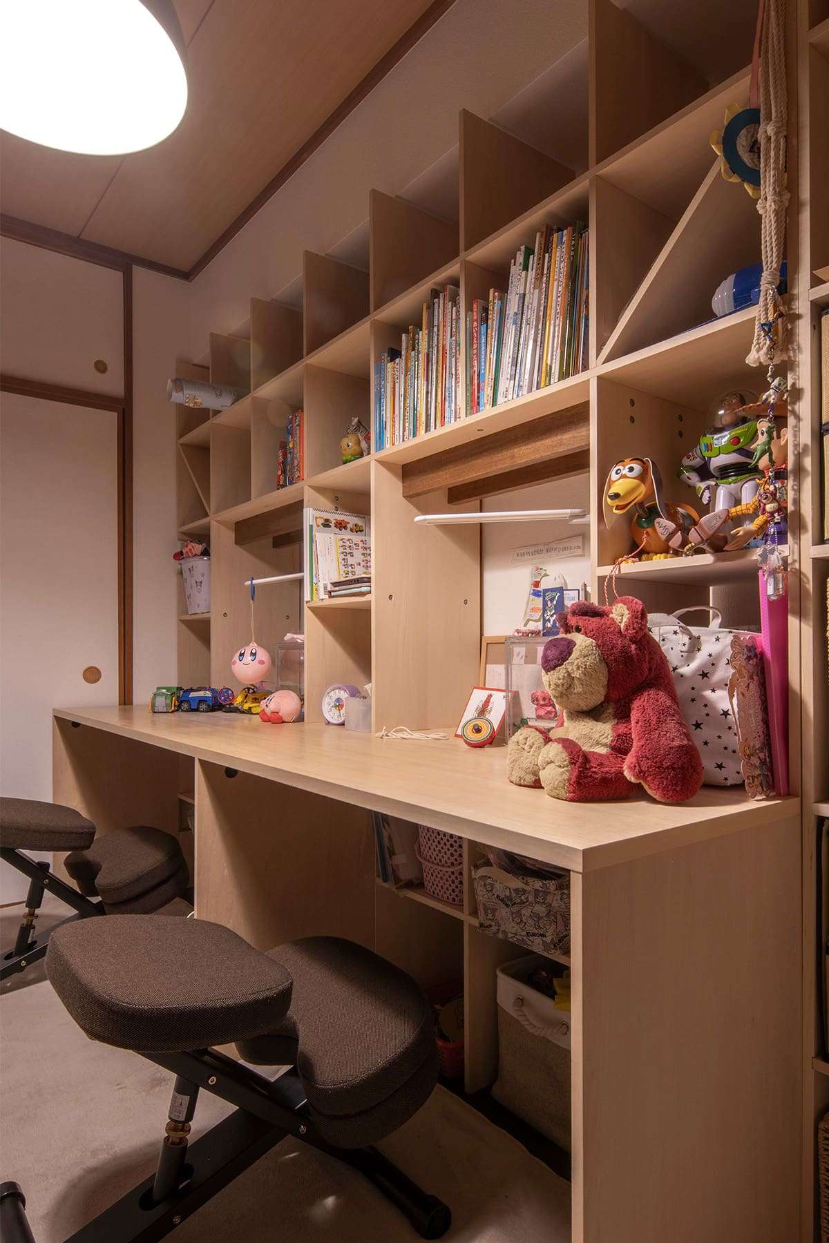お子さんの学習机 - Shelf 壁一面のカウンター付き本棚 / 壁一面の本棚 奥行350mm - マルゲリータお客様事例
