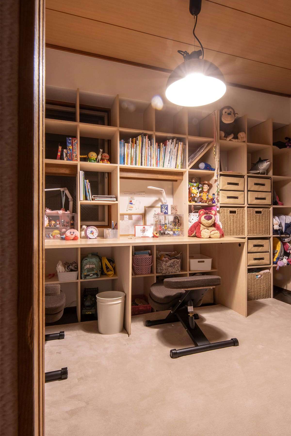 お子さんの学習机 - Shelf 壁一面のカウンター付き本棚 / 壁一面の本棚 奥行350mm - マルゲリータお客様事例