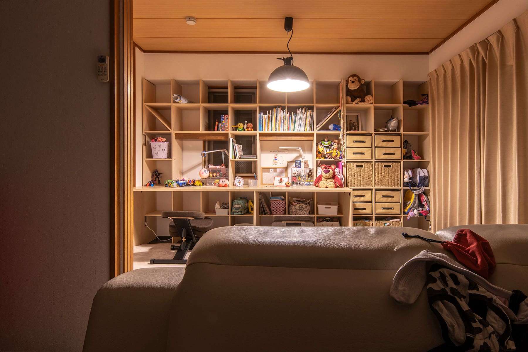 お子さんの学習机 - Shelf 壁一面のカウンター付き本棚 / 壁一面の本棚 奥行350mm - マルゲリータお客様事例