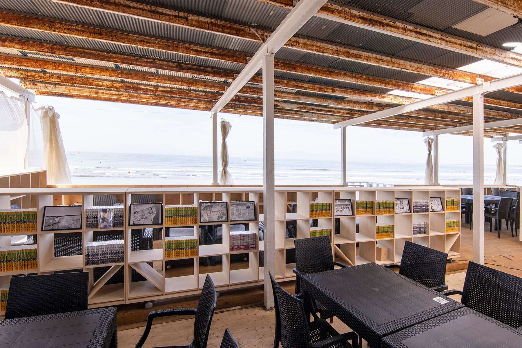 ヤンマガ飲める読める海の家 - Shelf 壁一面の本棚 - マルゲリータお客様事例