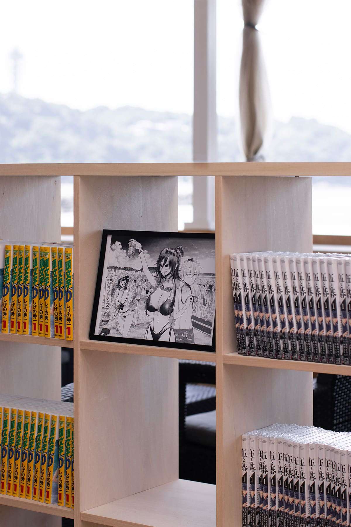 ヤンマガ飲める読める海の家 - Shelf 壁一面の本棚 - マルゲリータお客様事例