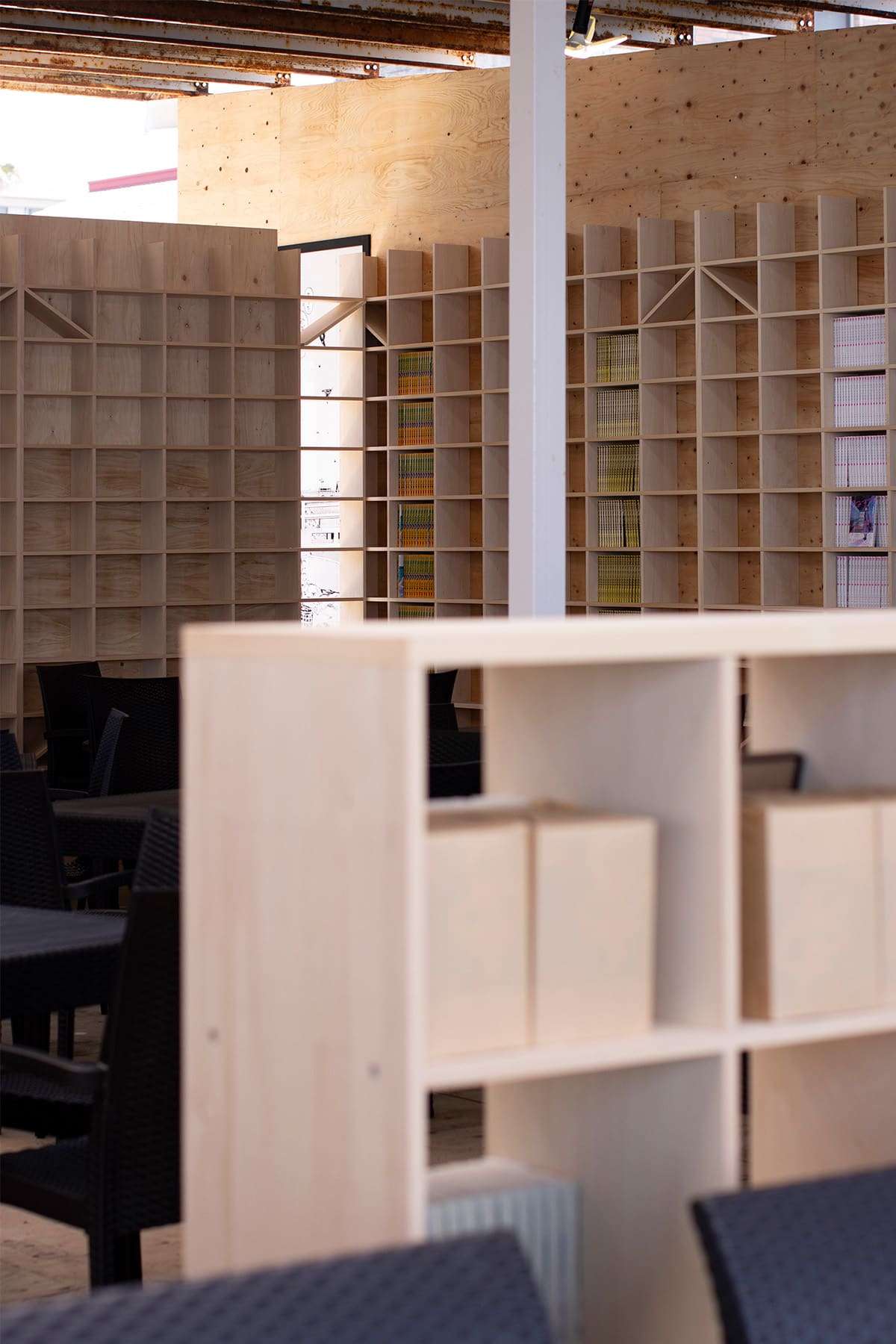 ヤンマガ飲める読める海の家 - Shelf 壁一面の本棚 - マルゲリータお客様事例