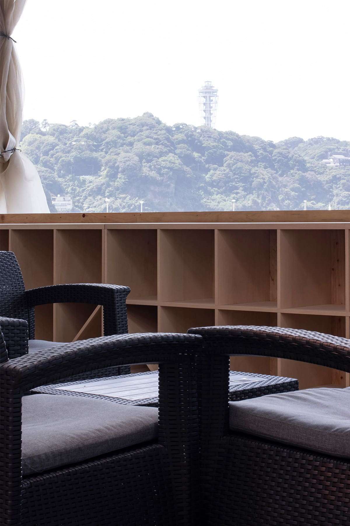 ヤンマガ飲める読める海の家 - Shelf 壁一面の本棚 - マルゲリータお客様事例