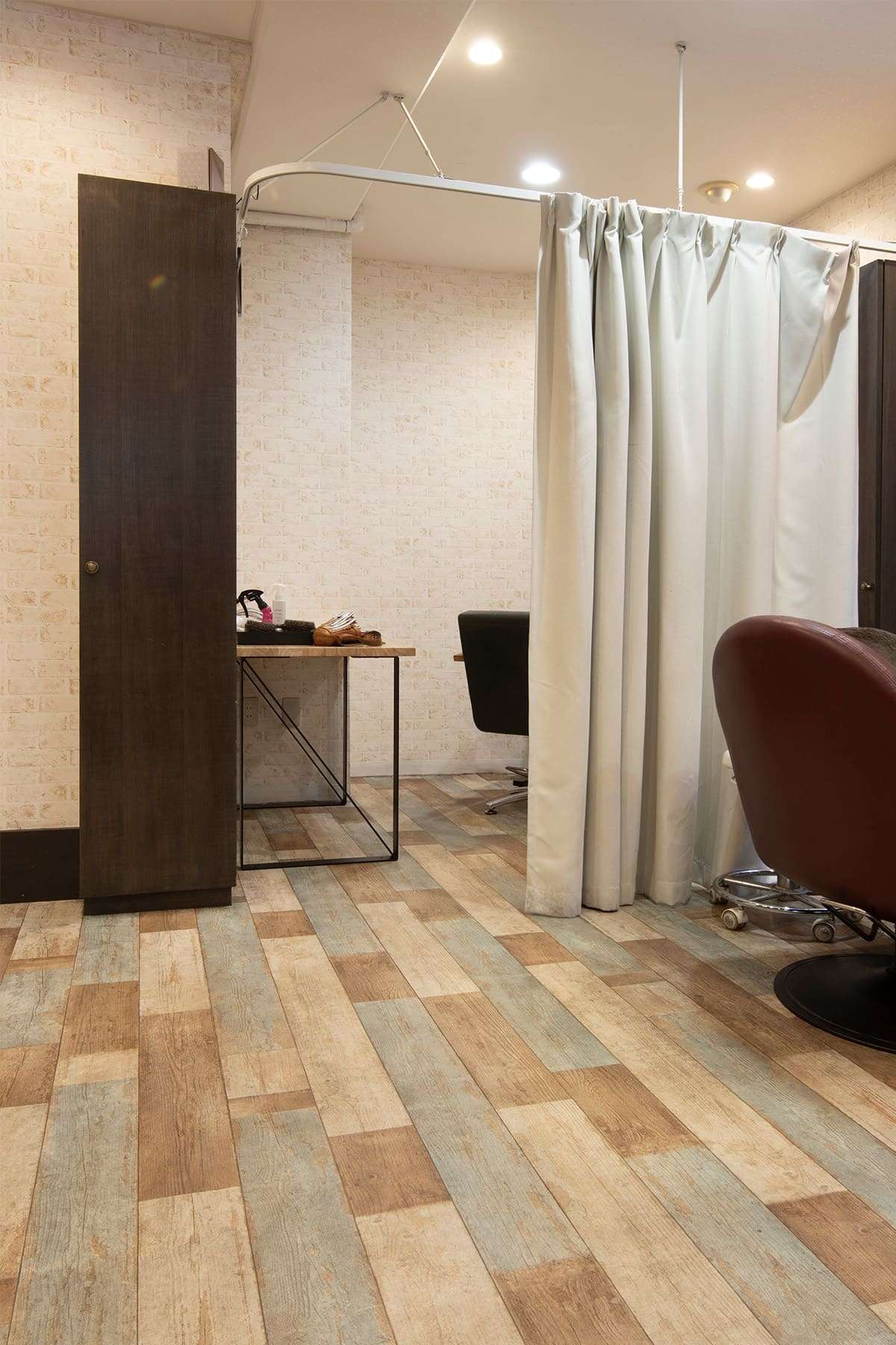 美容室「Winglory」様の店内に - Studio ワークデスク - マルゲリータお客様事例