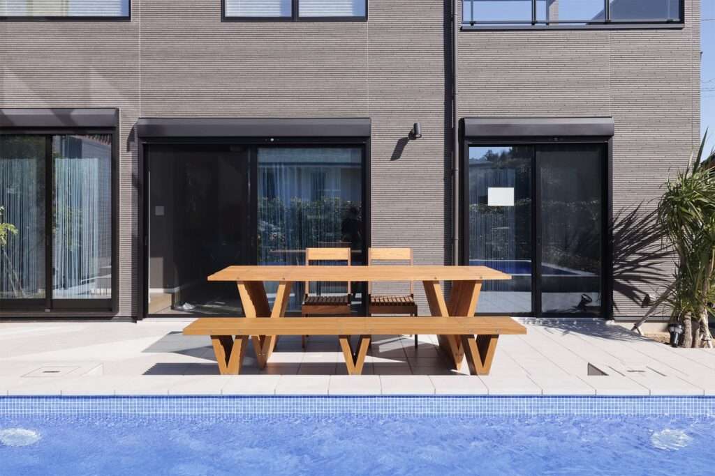 雨に強いガーデンベンチ|屋外でも腐らないおしゃれなベンチとは