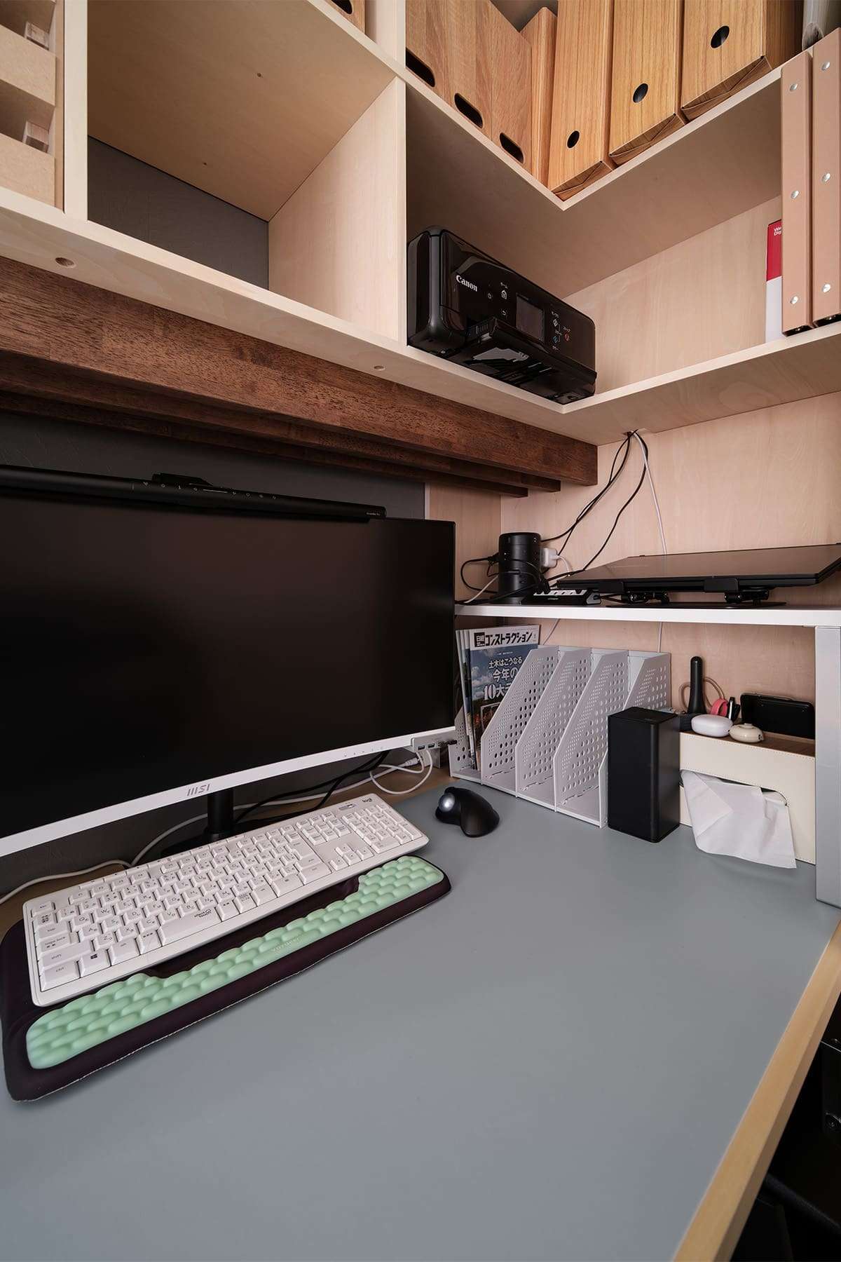 寝室に設けられた書斎スペース - Shelf カウンター付き本棚 / 壁一面の本棚 奥行350 - マルゲリータお客様事例