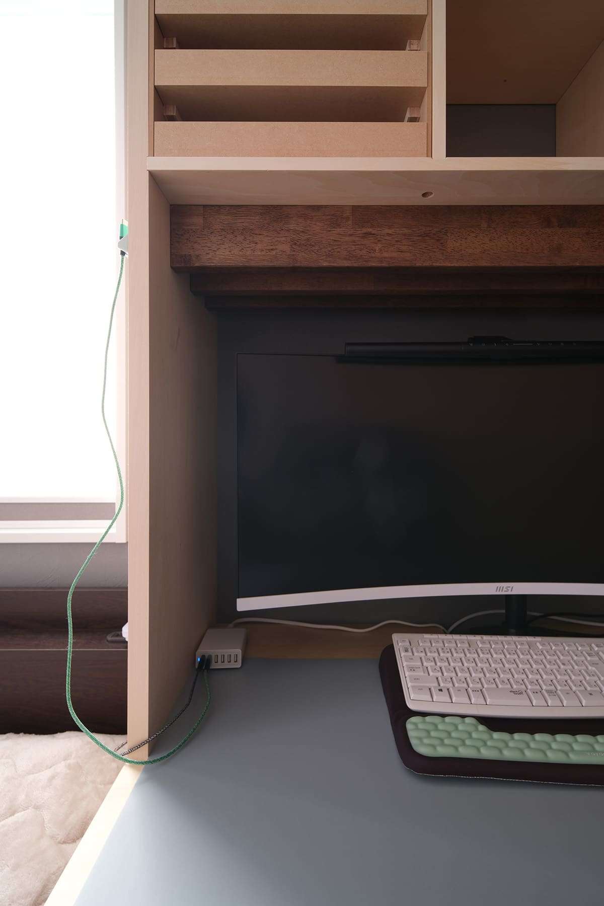 寝室に設けられた書斎スペース - Shelf カウンター付き本棚 / 壁一面の本棚 奥行350 - マルゲリータお客様事例