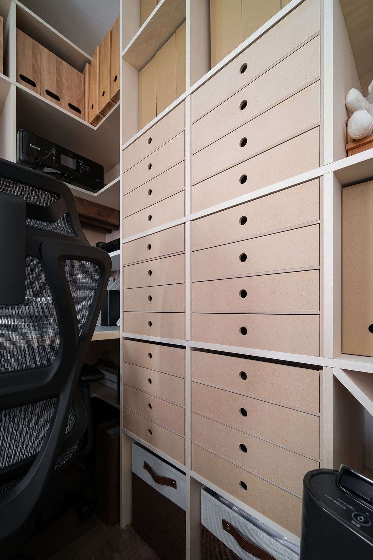 寝室に設けられた書斎スペース - Shelf カウンター付き本棚 / 壁一面の本棚 奥行350 - マルゲリータお客様事例