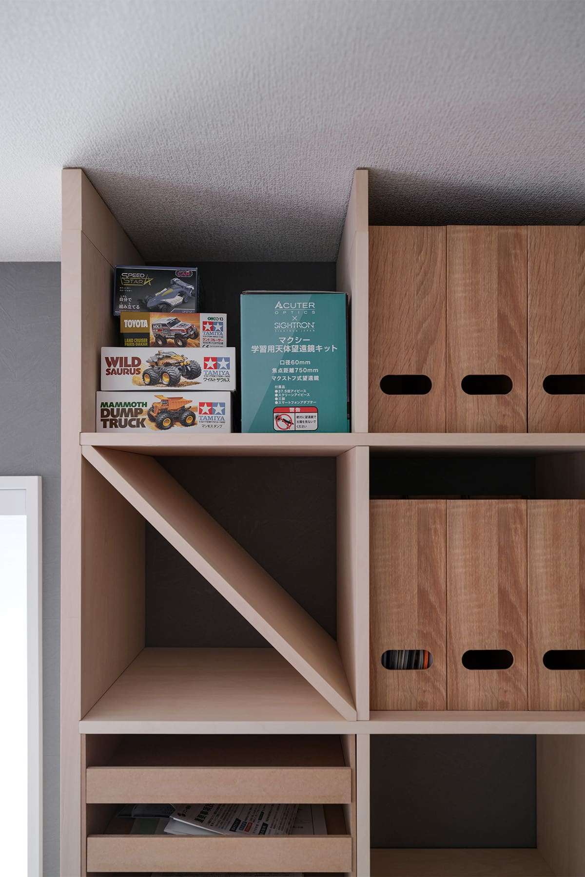 寝室に設けられた書斎スペース - Shelf カウンター付き本棚 / 壁一面の本棚 奥行350 - マルゲリータお客様事例