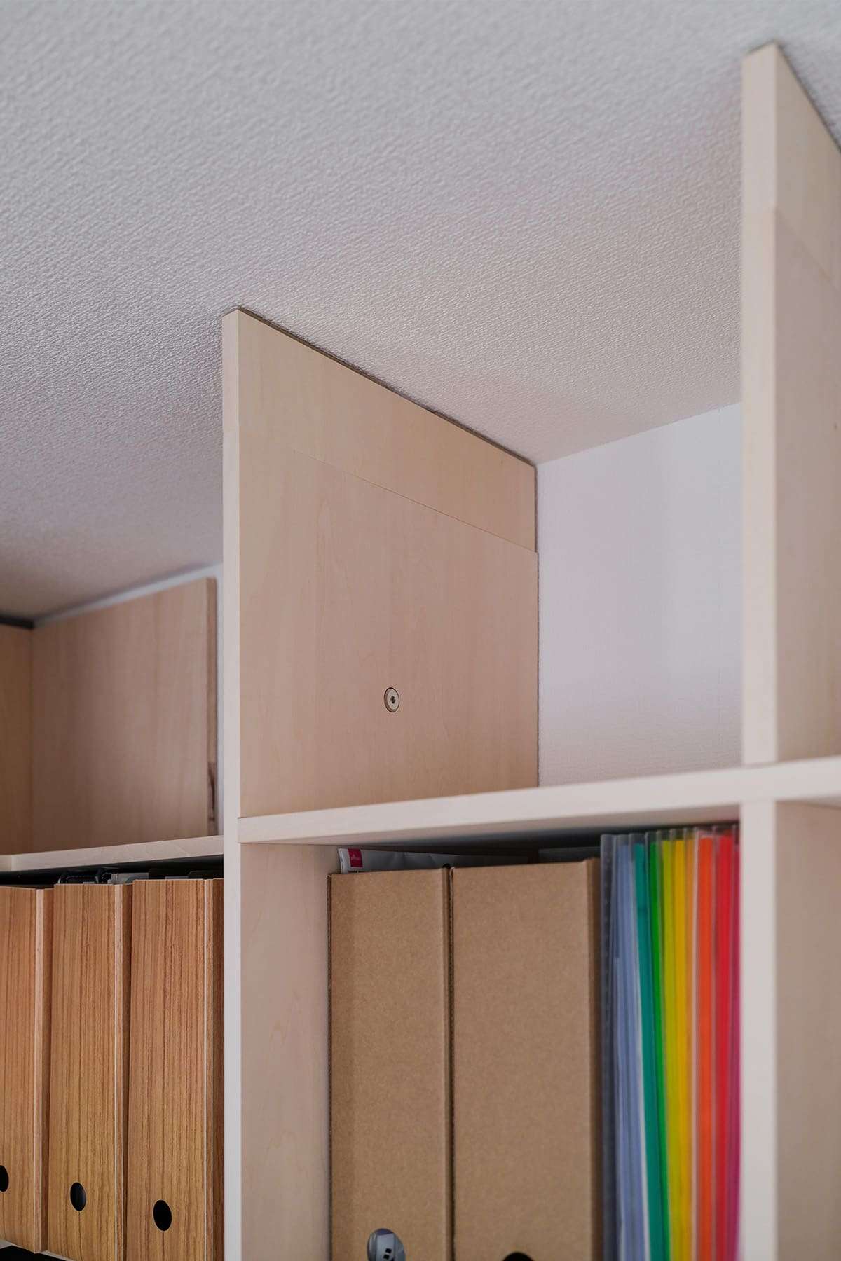 寝室に設けられた書斎スペース - Shelf カウンター付き本棚 / 壁一面の本棚 奥行350 - マルゲリータお客様事例