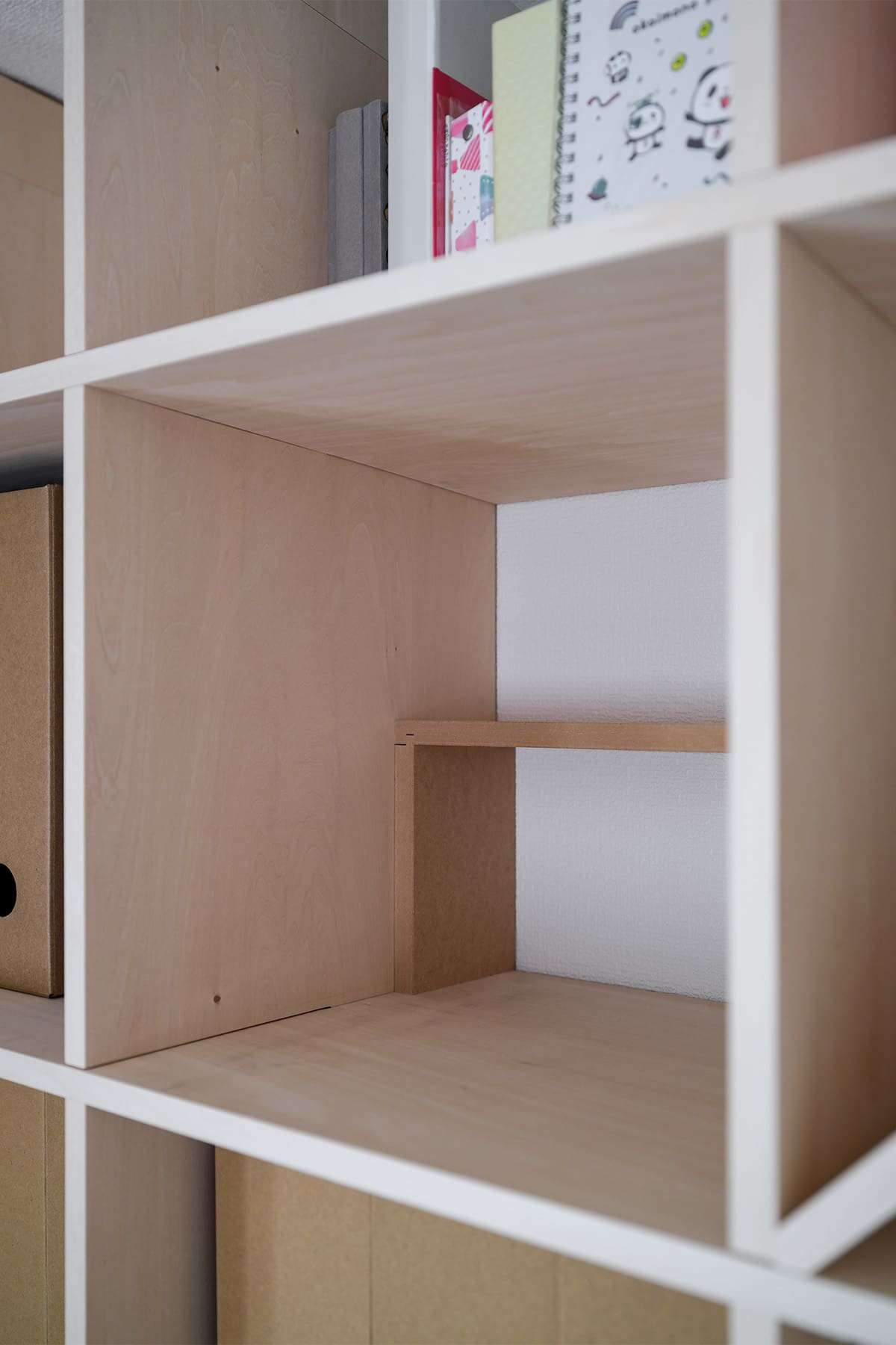 寝室に設けられた書斎スペース - Shelf カウンター付き本棚 / 壁一面の本棚 奥行350 - マルゲリータお客様事例