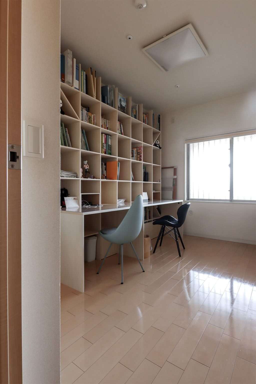 親子で使うワークスペース - Shelf カウンター付き本棚 / 壁一面の本棚 奥行350mm - マルゲリータお客様事例