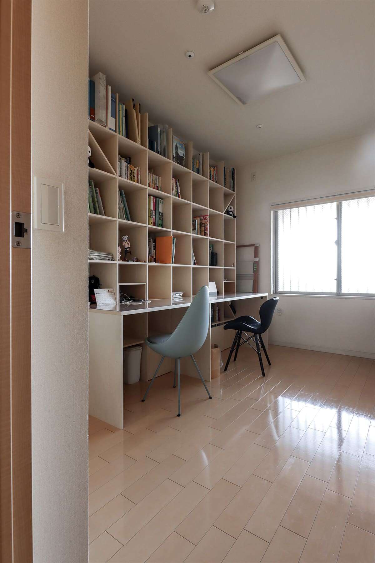 親子で使うワークスペース - Shelf カウンター付き本棚 / 壁一面の本棚 奥行350mm - マルゲリータお客様事例