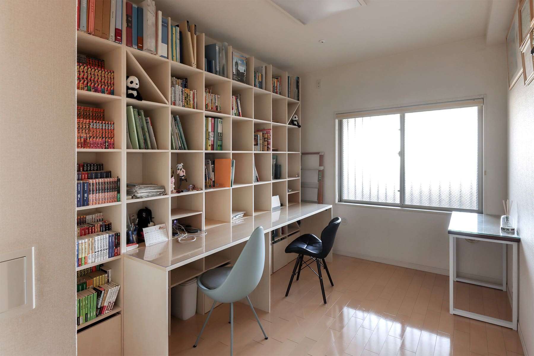 親子で使うワークスペース - Shelf カウンター付き本棚 / 壁一面の本棚 奥行350mm - マルゲリータお客様事例
