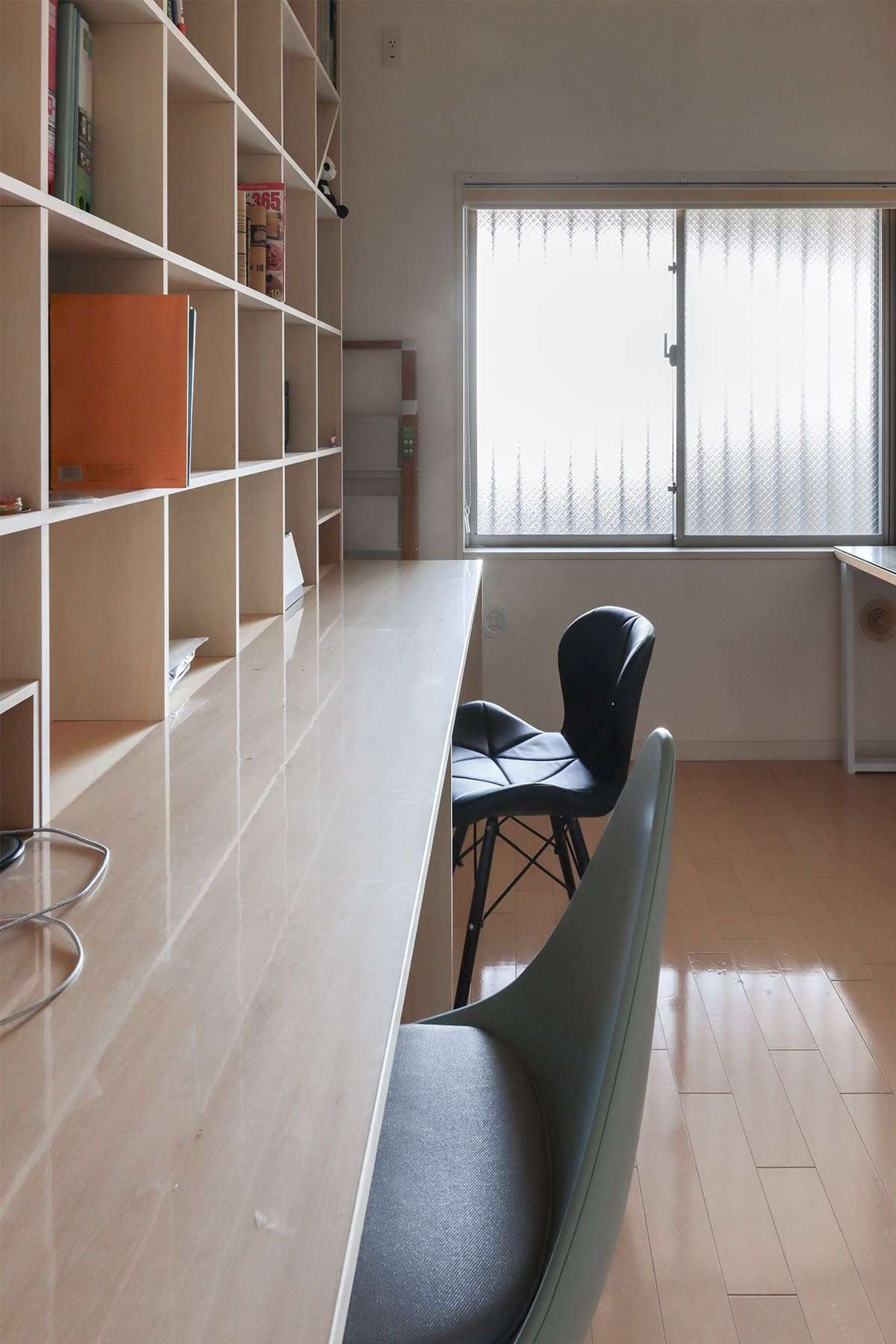 親子で使うワークスペース - Shelf カウンター付き本棚 / 壁一面の本棚 奥行350mm - マルゲリータお客様事例