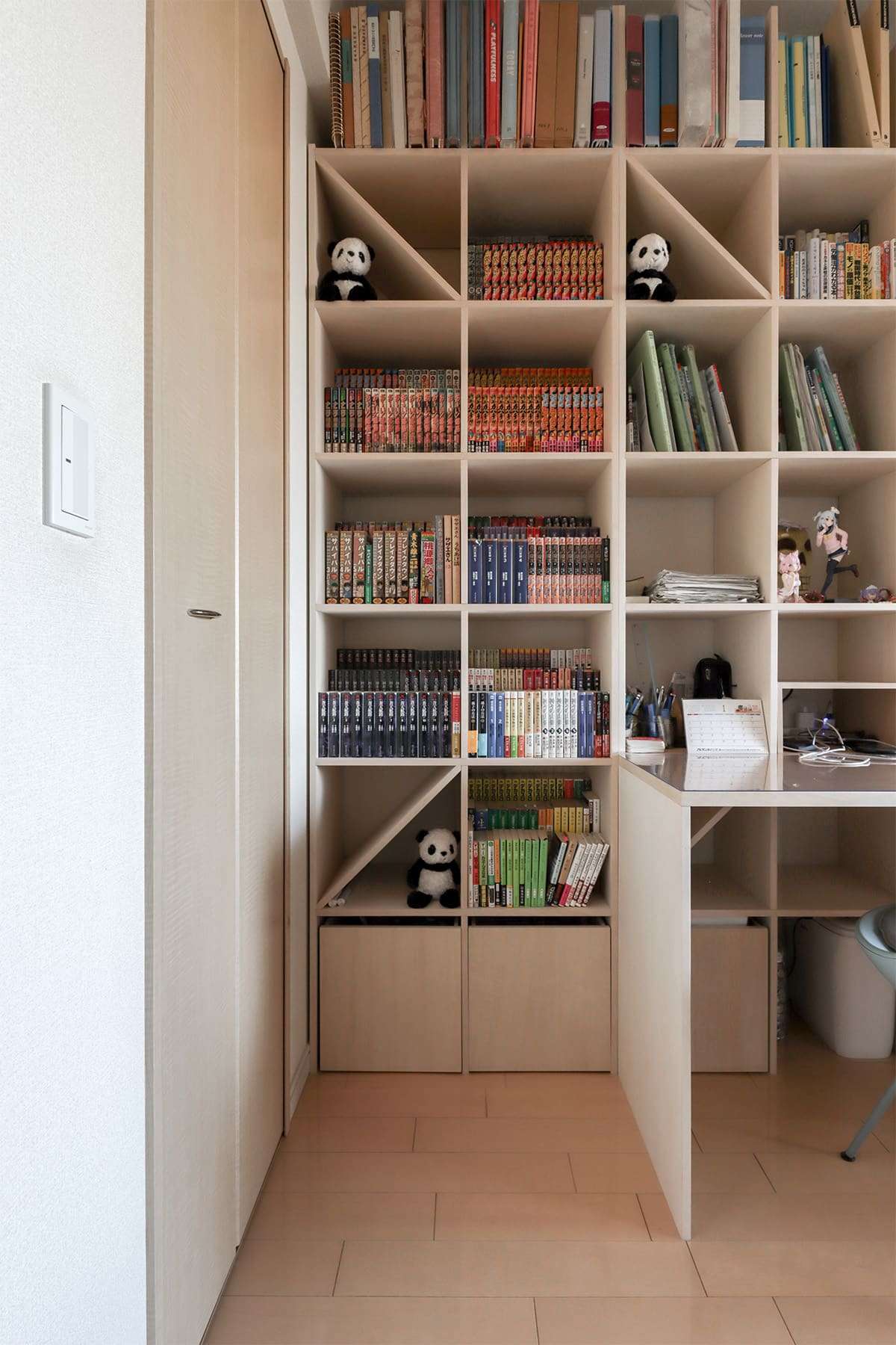 親子で使うワークスペース - Shelf カウンター付き本棚 / 壁一面の本棚 奥行350mm - マルゲリータお客様事例