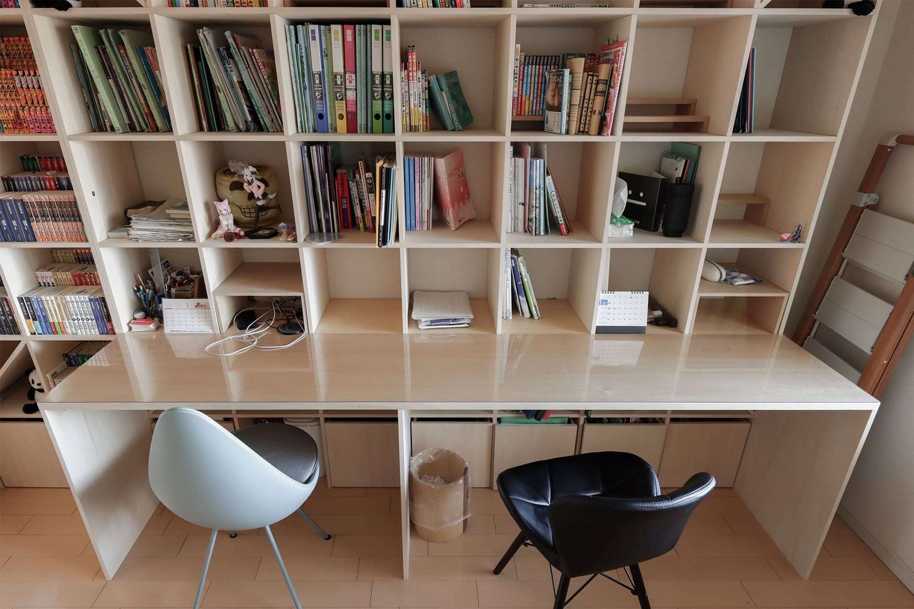 親子で使うワークスペース - Shelf カウンター付き本棚 / 壁一面の本棚 奥行350mm - マルゲリータお客様事例