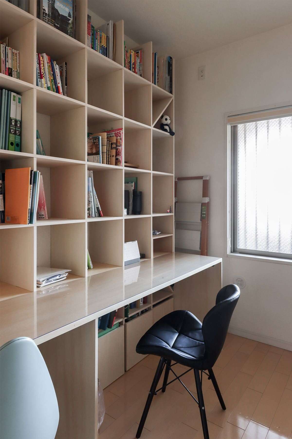 親子で使うワークスペース - Shelf カウンター付き本棚 / 壁一面の本棚 奥行350mm - マルゲリータお客様事例