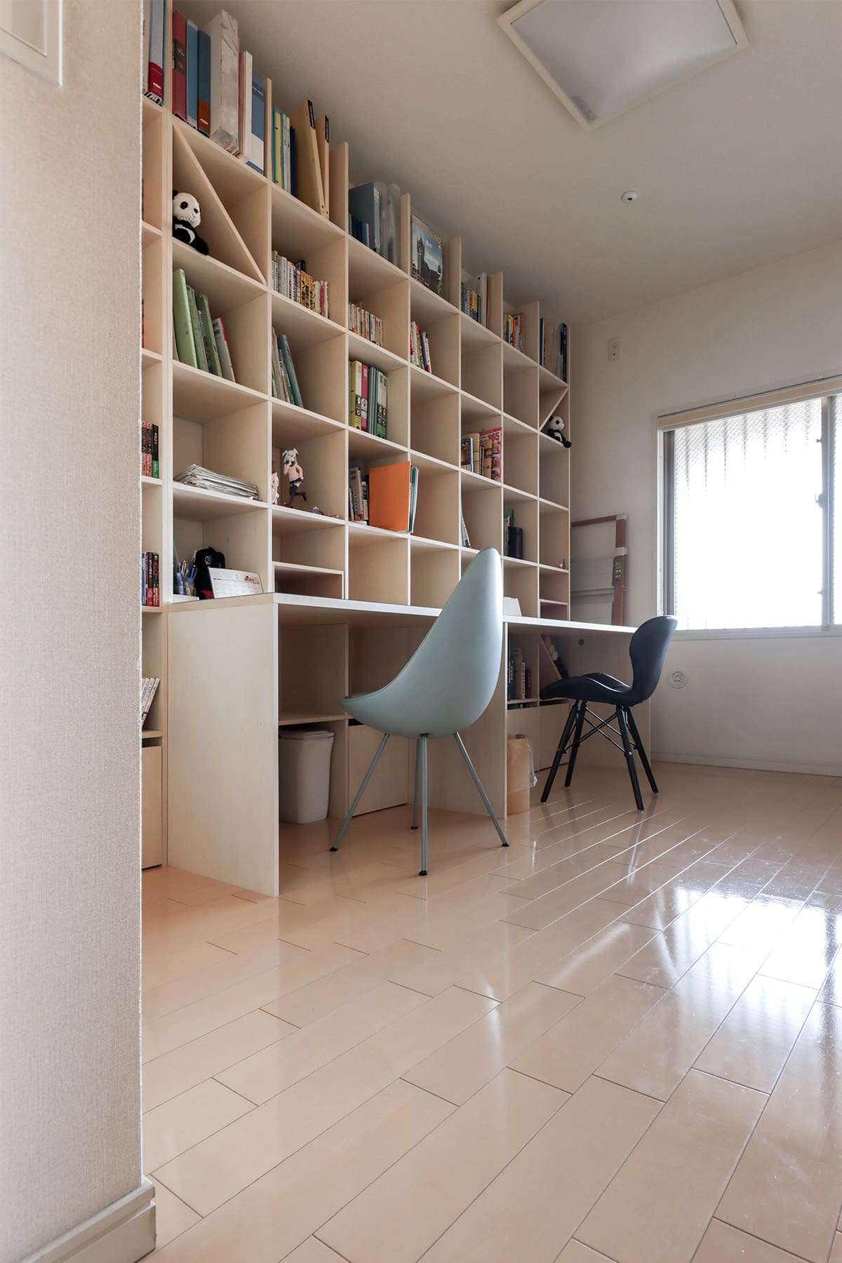 親子で使うワークスペース - Shelf カウンター付き本棚 / 壁一面の本棚 奥行350mm - マルゲリータお客様事例