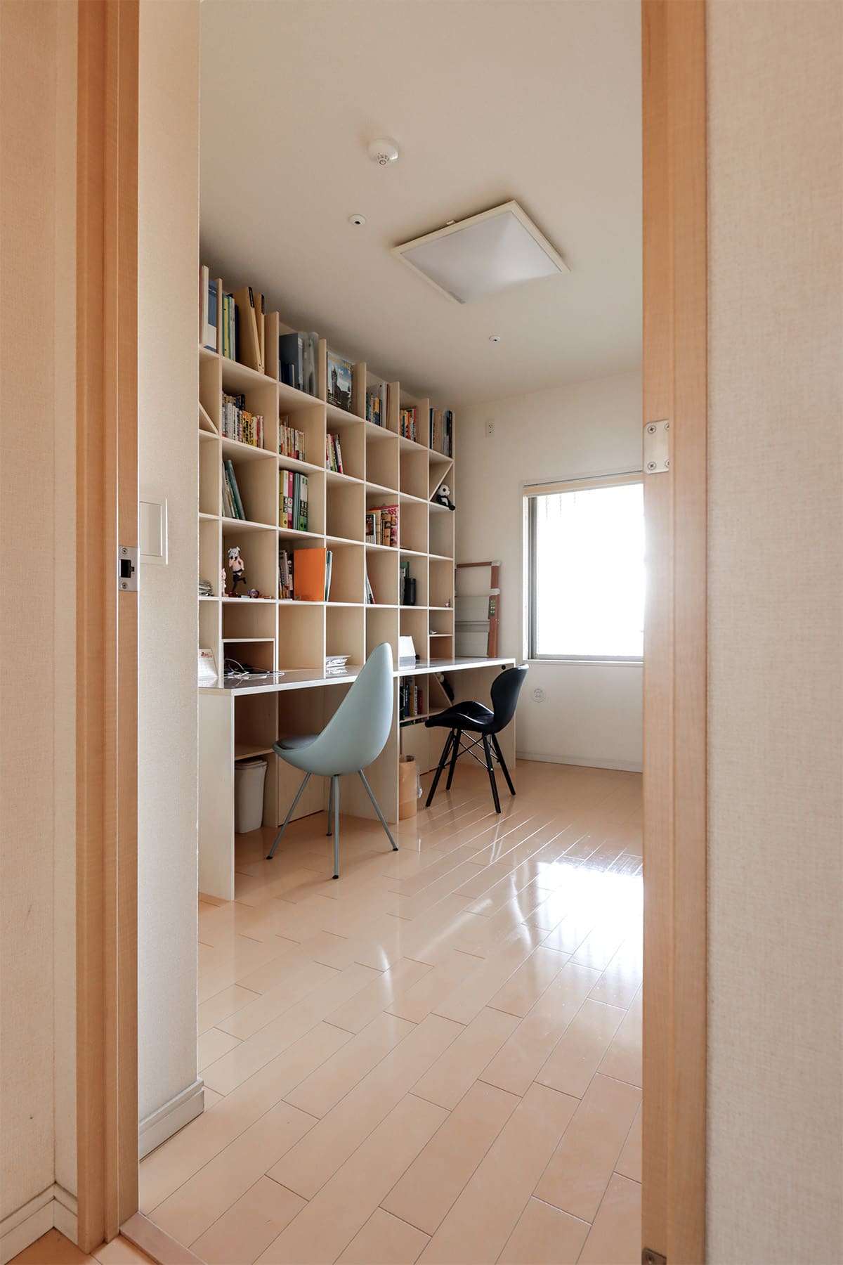 親子で使うワークスペース - Shelf カウンター付き本棚 / 壁一面の本棚 奥行350mm - マルゲリータお客様事例