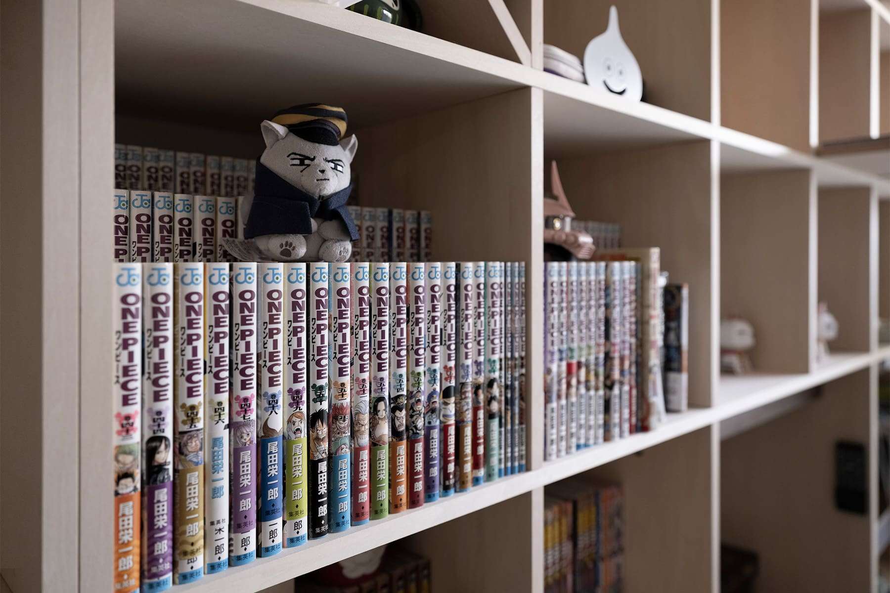 リビング収納 - Shelf 壁一面の本棚 奥行350mm / カウンター付き本棚 - マルゲリータお客様事例