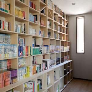 階段状に奥行が変化する書棚 - Shelf 壁一面の本棚 - マルゲリータお客様事例