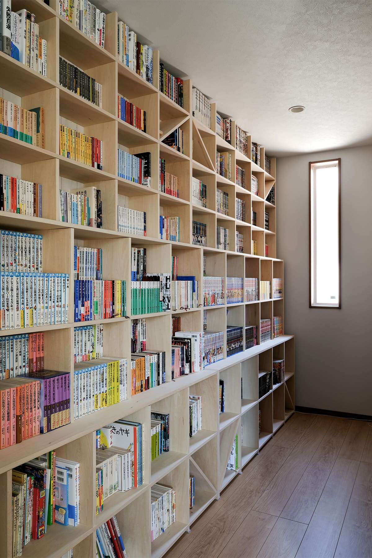 階段状に奥行が変化する書棚 - Shelf 壁一面の本棚 - マルゲリータお客様事例
