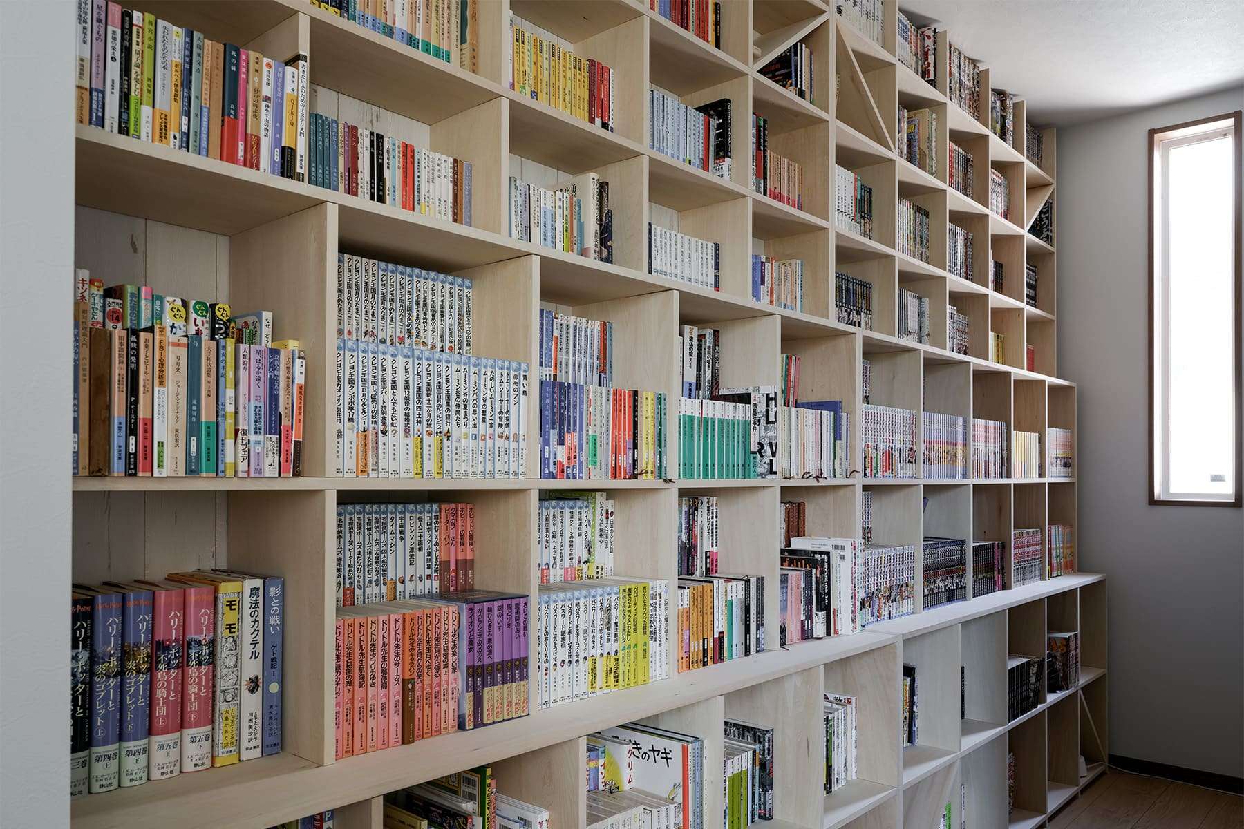 階段状に奥行が変化する書棚 - Shelf 壁一面の本棚 - マルゲリータお客様事例