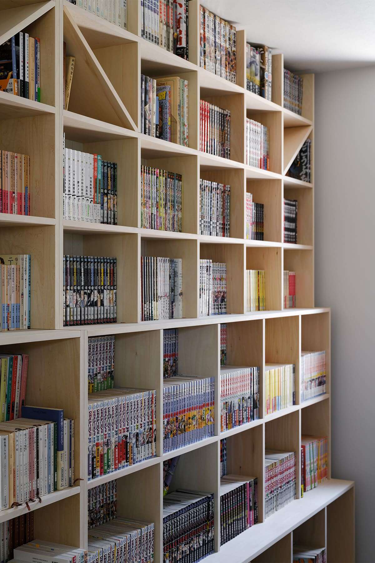 階段状に奥行が変化する書棚 - Shelf 壁一面の本棚 - マルゲリータお客様事例