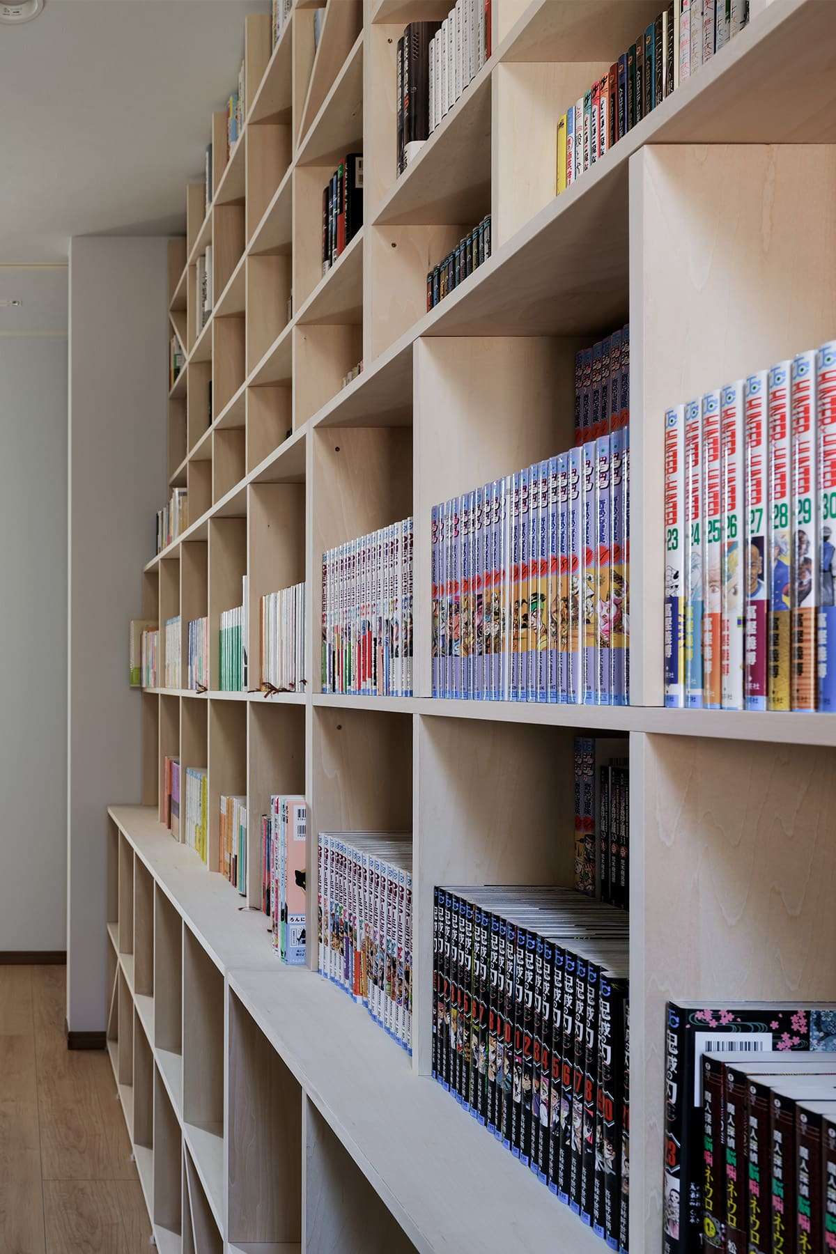 階段状に奥行が変化する書棚 - Shelf 壁一面の本棚 - マルゲリータお客様事例