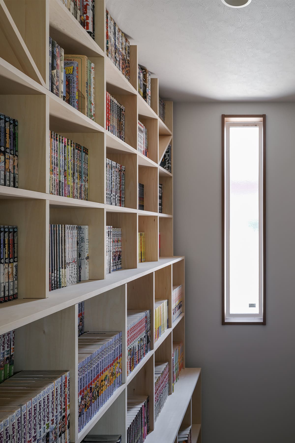 階段状に奥行が変化する書棚 - Shelf 壁一面の本棚 - マルゲリータお客様事例