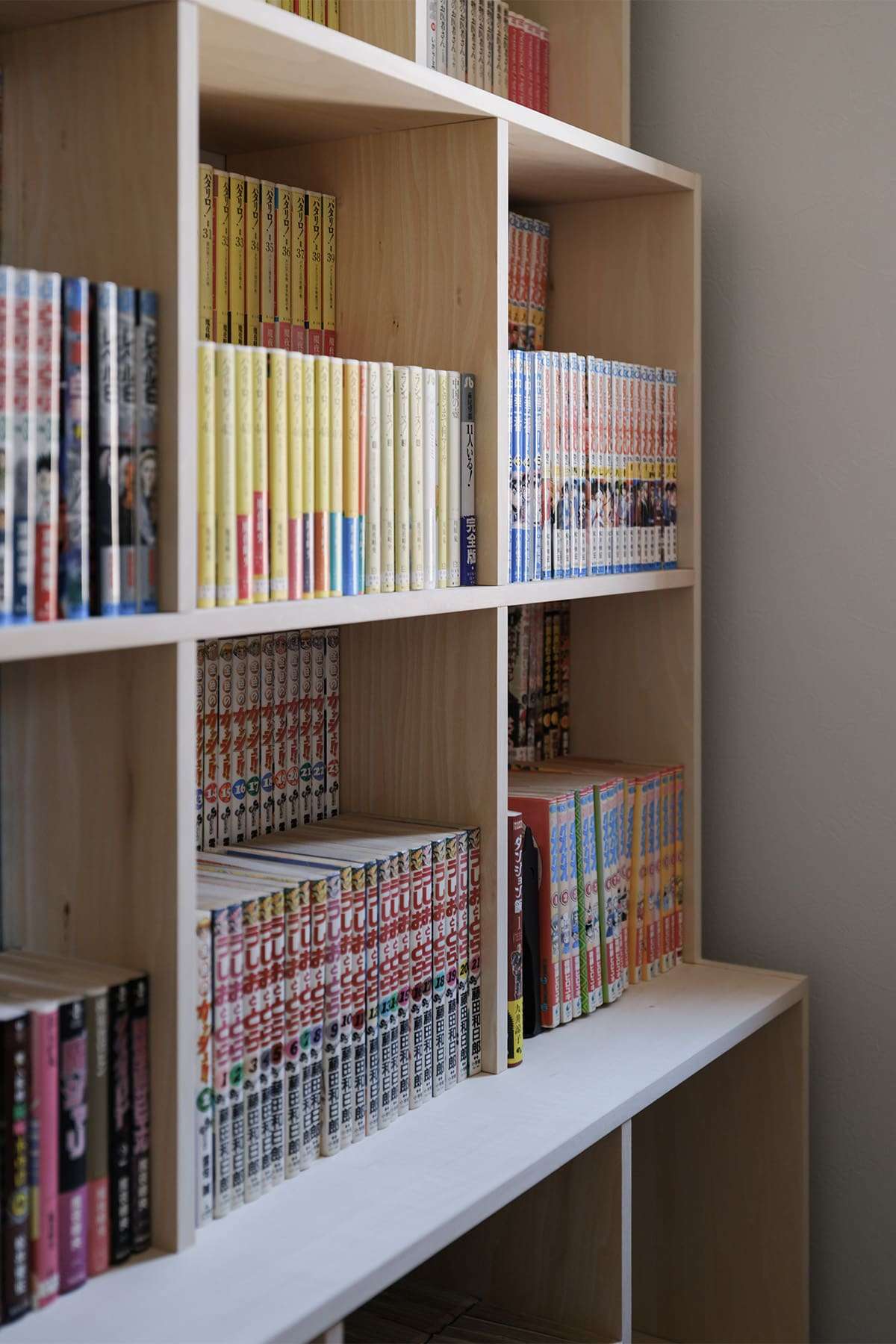 階段状に奥行が変化する書棚 - Shelf 壁一面の本棚 - マルゲリータお客様事例
